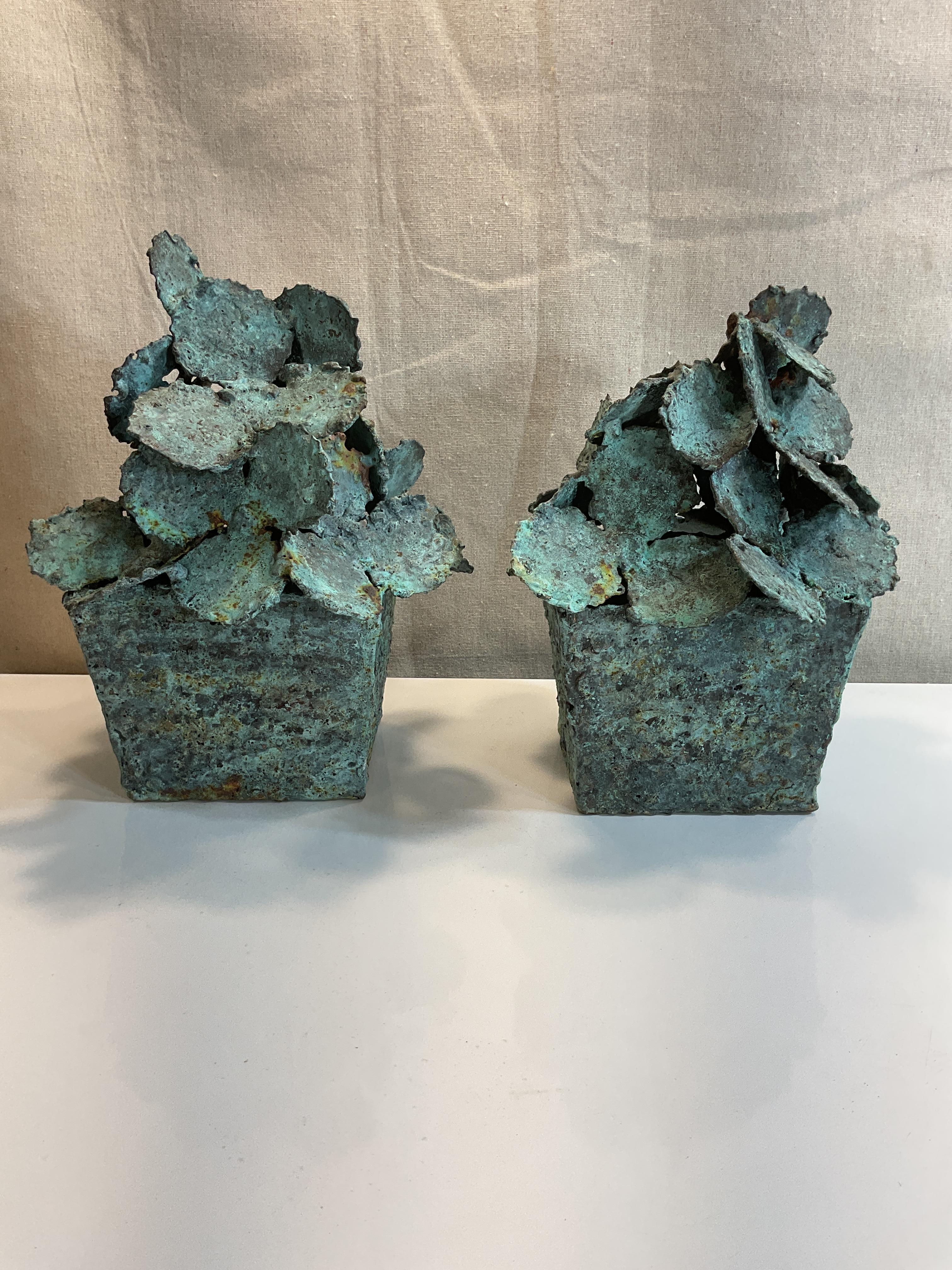 Oggetti in metallo Coppia di sculture floreali astratte in bronzo del XXI secolo in vendita