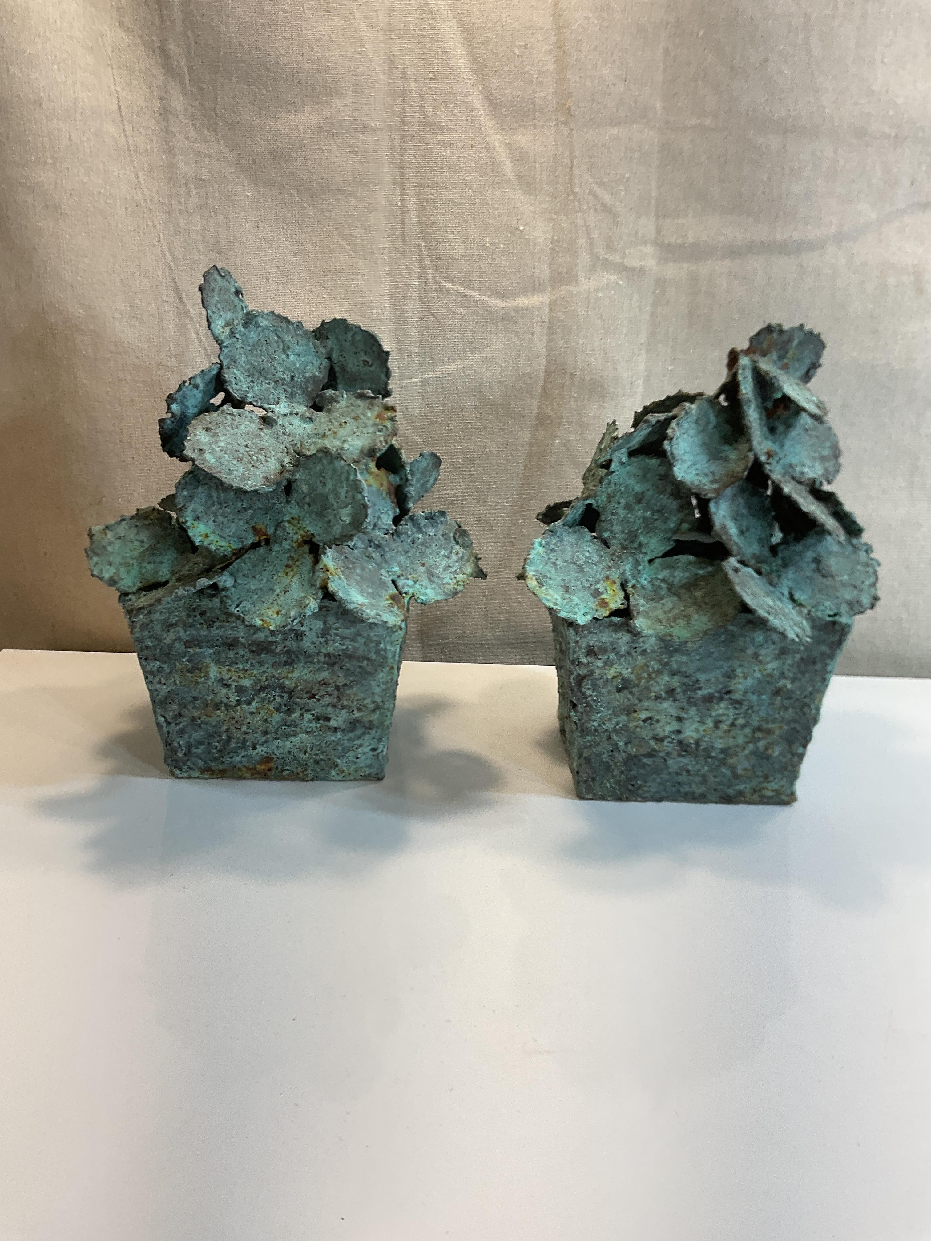 Coppia di sculture floreali astratte in bronzo del XXI secolo In condizioni buone in vendita a Augusta, GA