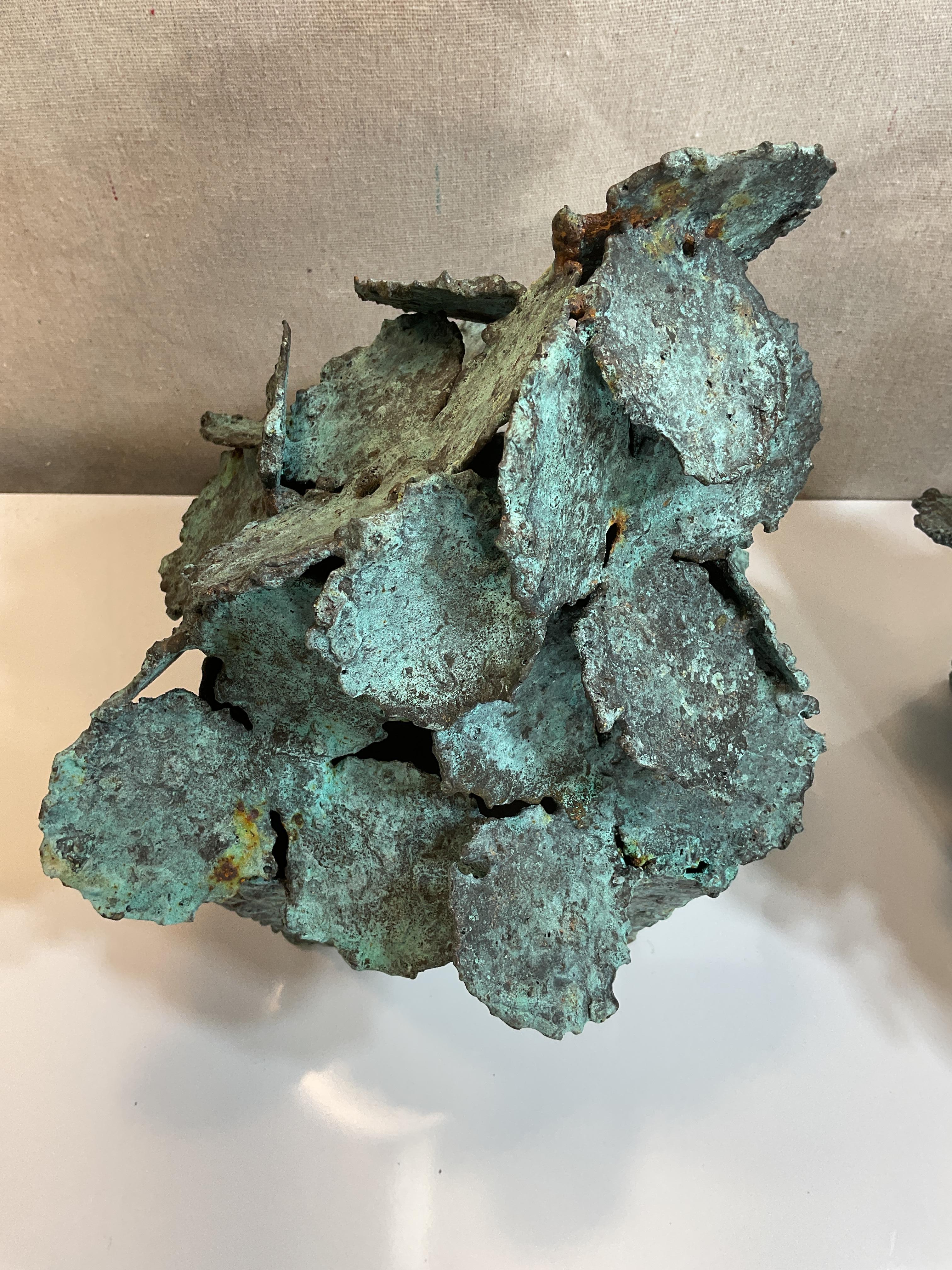 Ottone Coppia di sculture floreali astratte in bronzo del XXI secolo in vendita