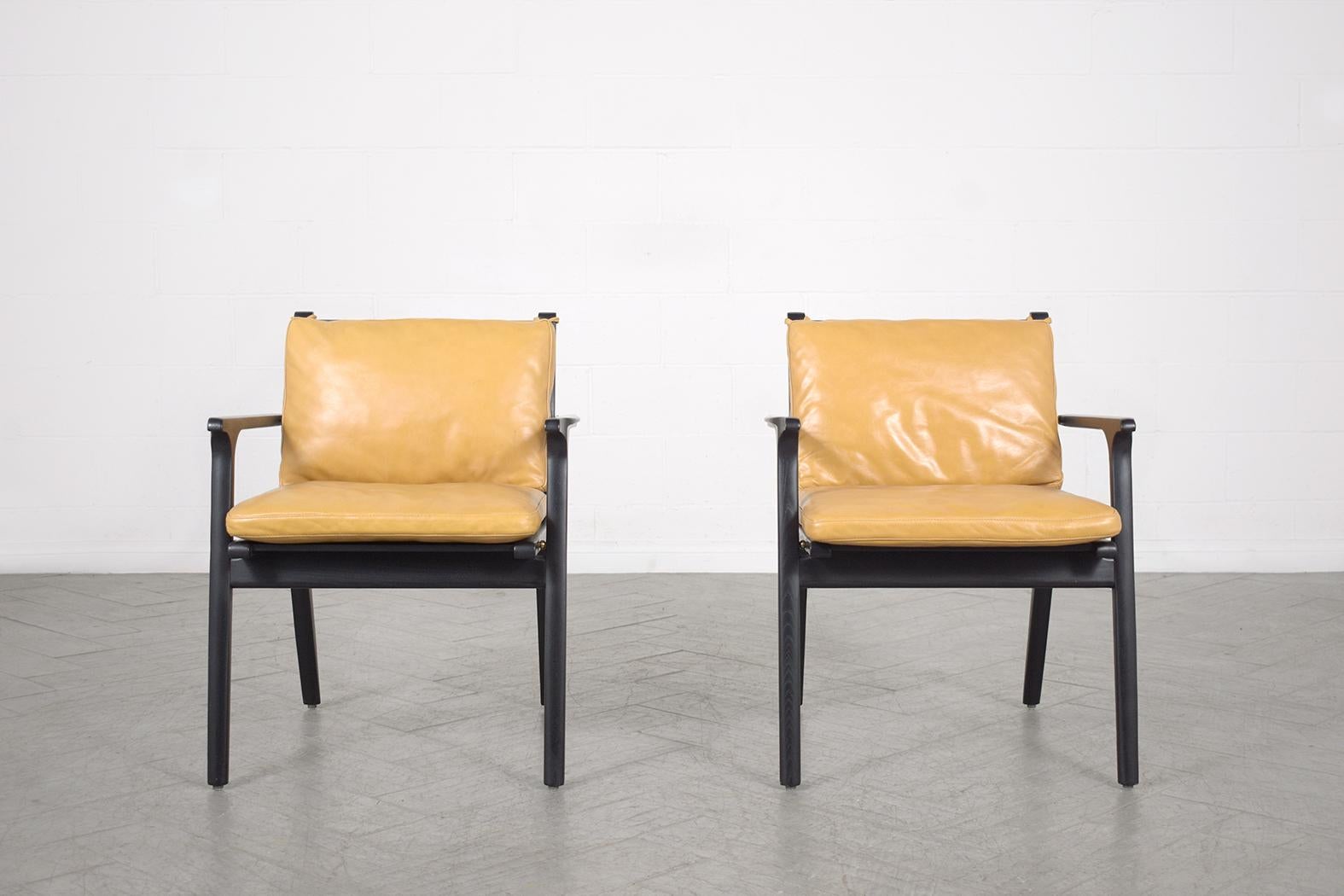 Erleben Sie den Inbegriff von modernem Design mit unseren handgefertigten Ledersesseln. Diese Stühle, die für die ultimative Mischung aus Komfort und Stil konstruiert wurden, stehen fest auf geschnitzten Eichenrahmen, die mit einer schicken