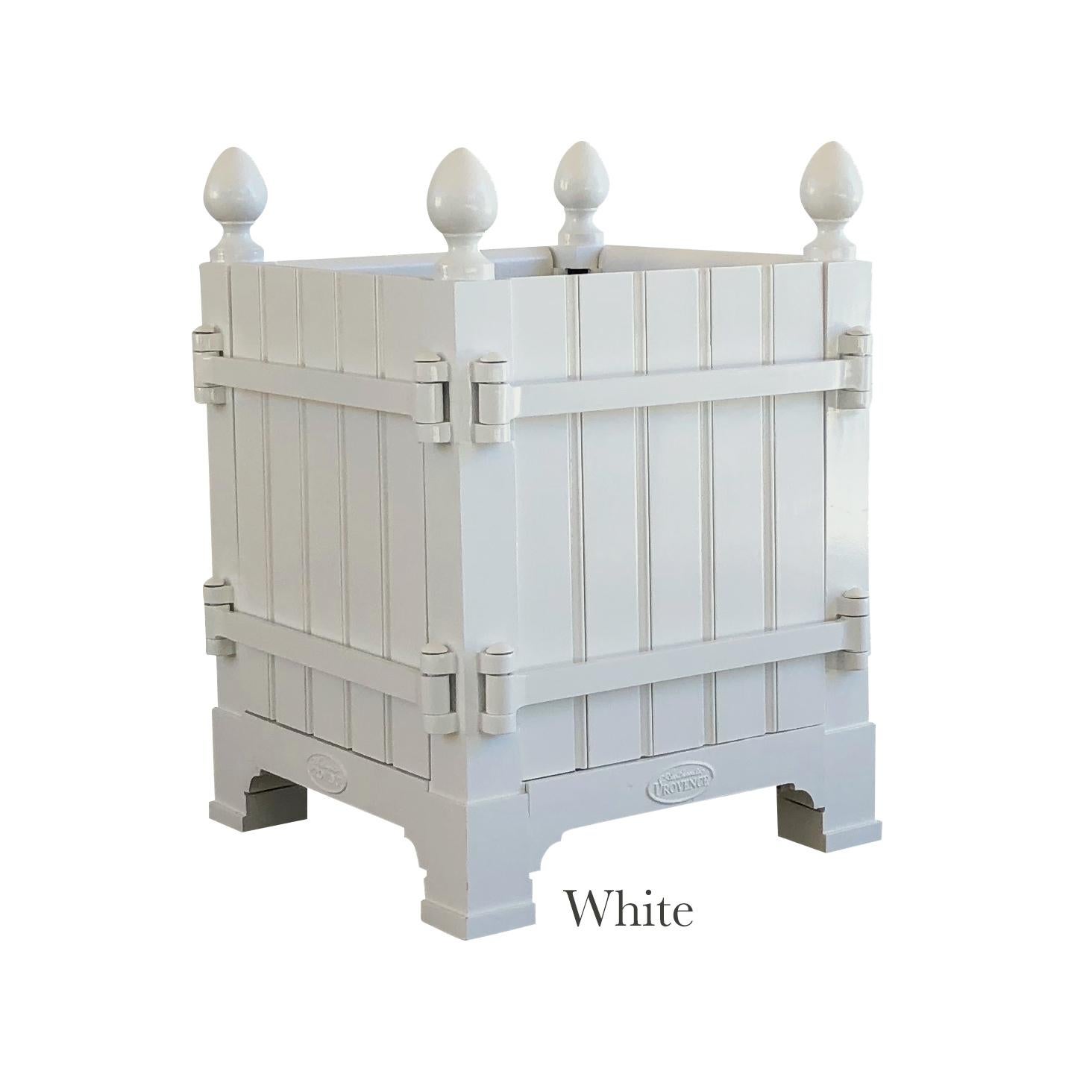 Authentic Provence Caisse de Versailles are composed of an aluminum metal frame. The panels are made of teak wood and therefore are extremely durable and weather resistant. The bottom of the planter is furbished with an aluminum grid to allow the