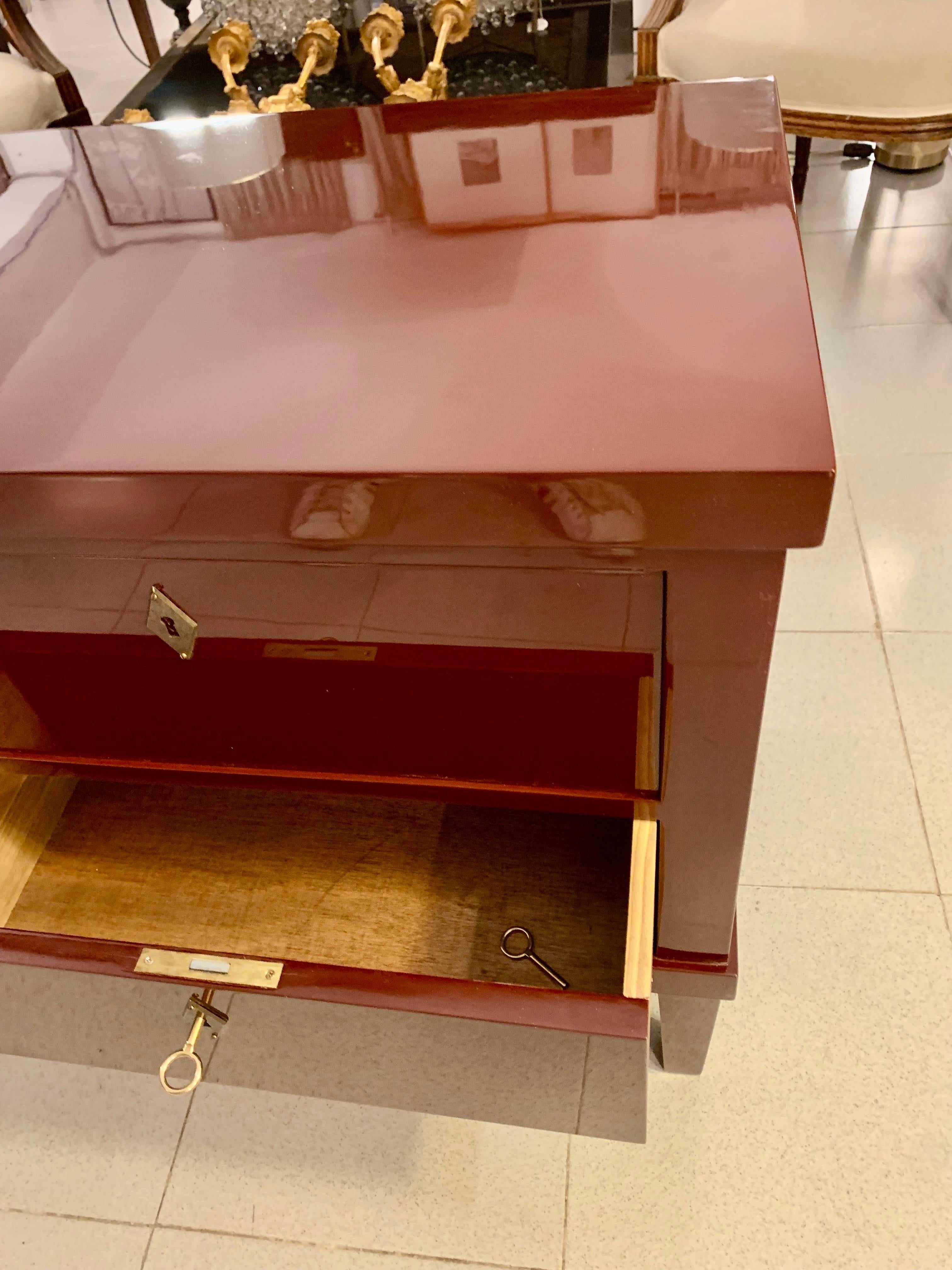 Espagnol Paire de commodes ou de tables de chevet laquées du 21e Maooron de style Biedermeier en vente