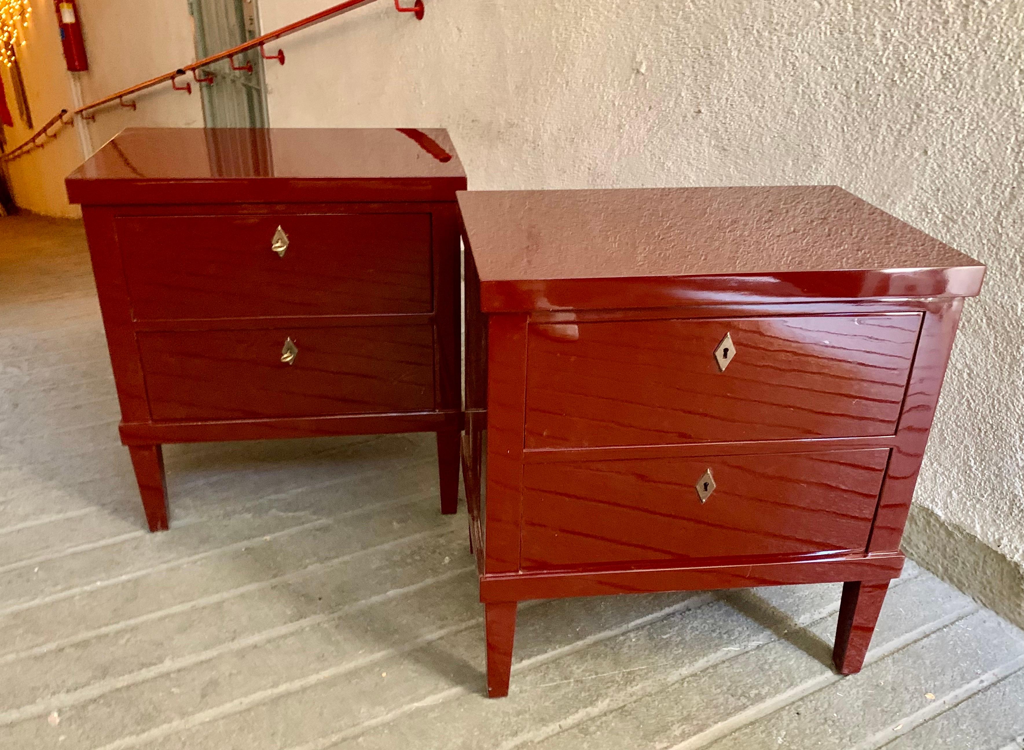 Espagnol Paire de commodes ou de tables de chevet laquées du 21e Maooron de style Biedermeier en vente