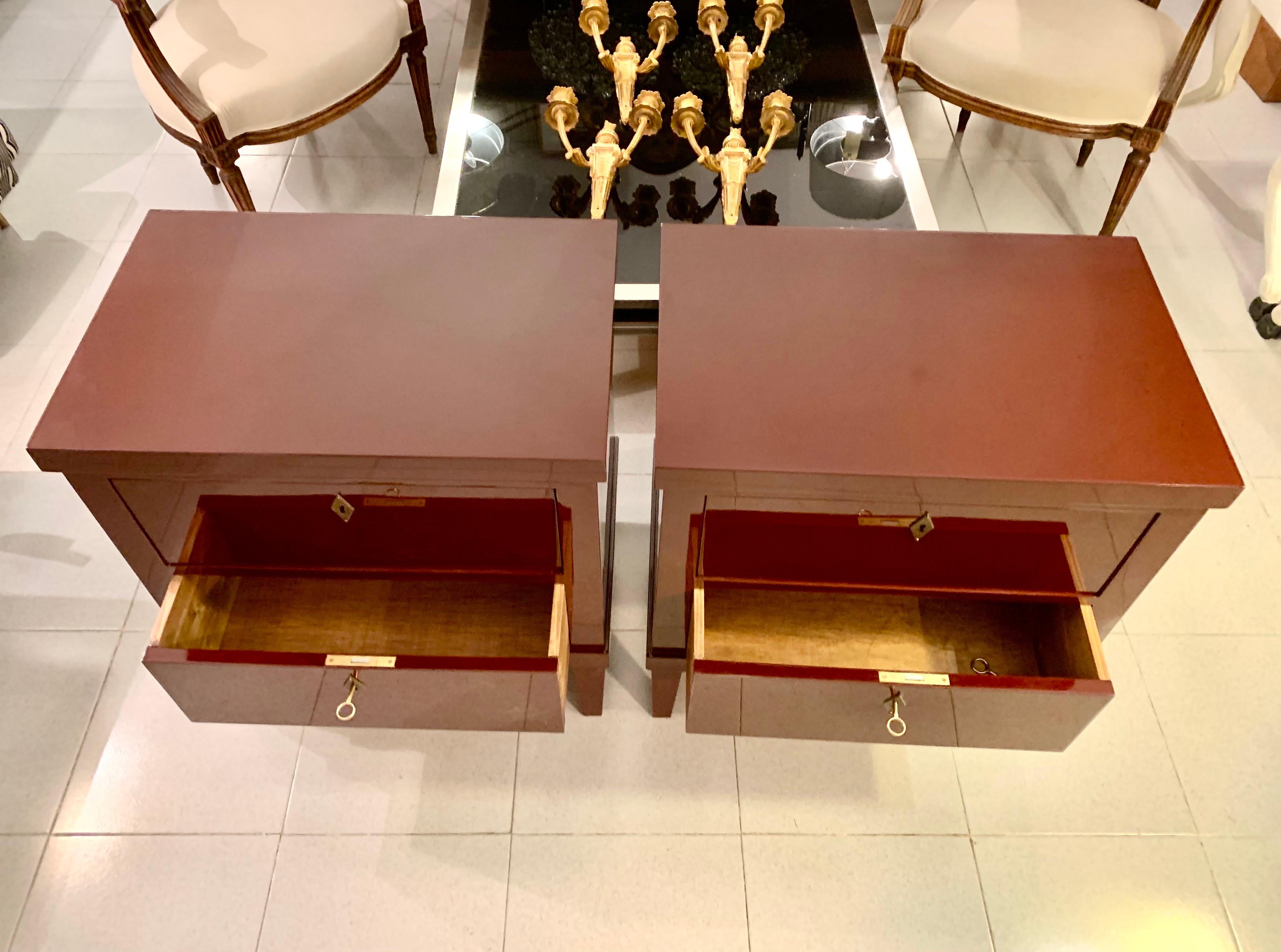 Laqué Paire de commodes ou de tables de chevet laquées du 21e Maooron de style Biedermeier en vente