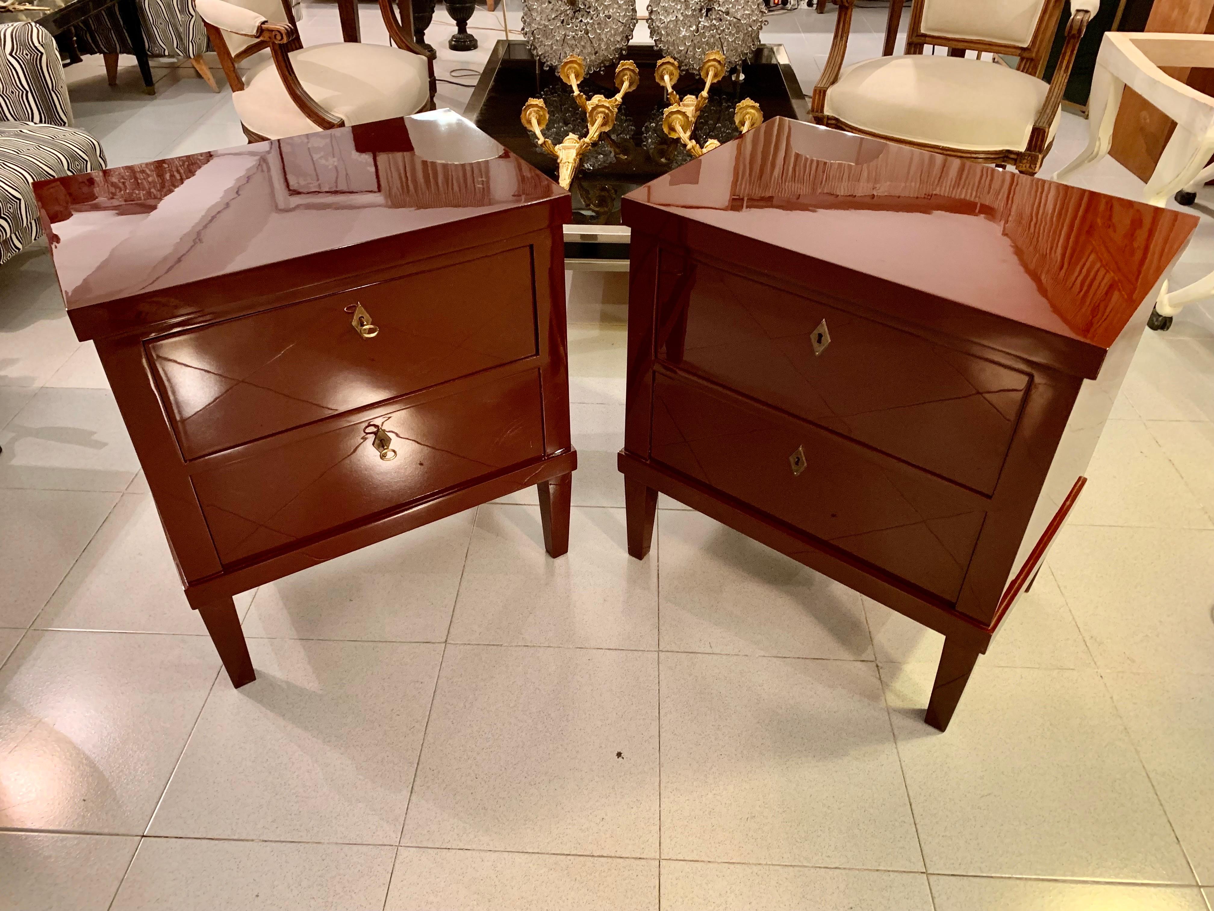 XXIe siècle et contemporain Paire de commodes ou de tables de chevet laquées du 21e Maooron de style Biedermeier en vente