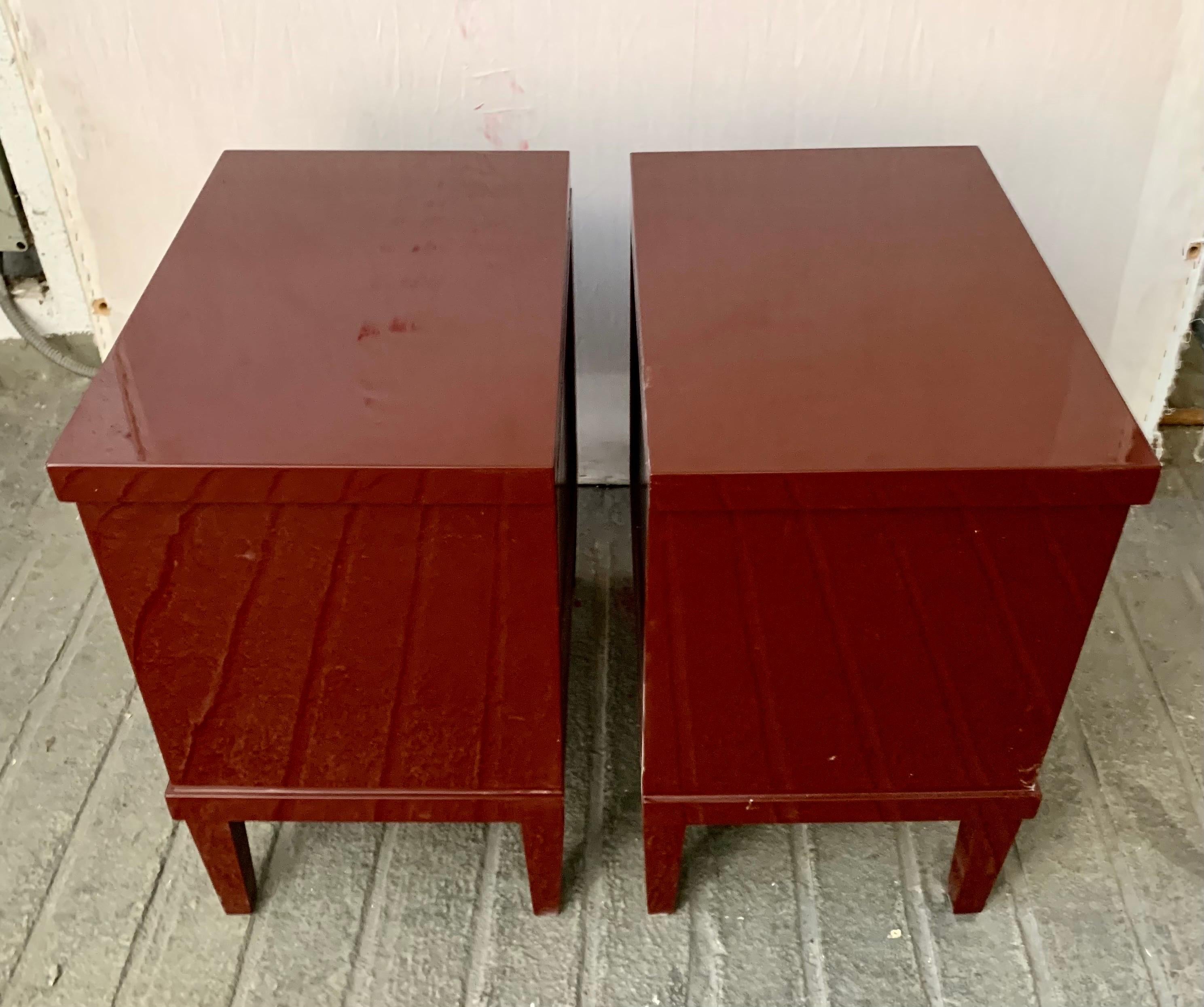 Laiton Paire de commodes ou de tables de chevet laquées du 21e Maooron de style Biedermeier en vente
