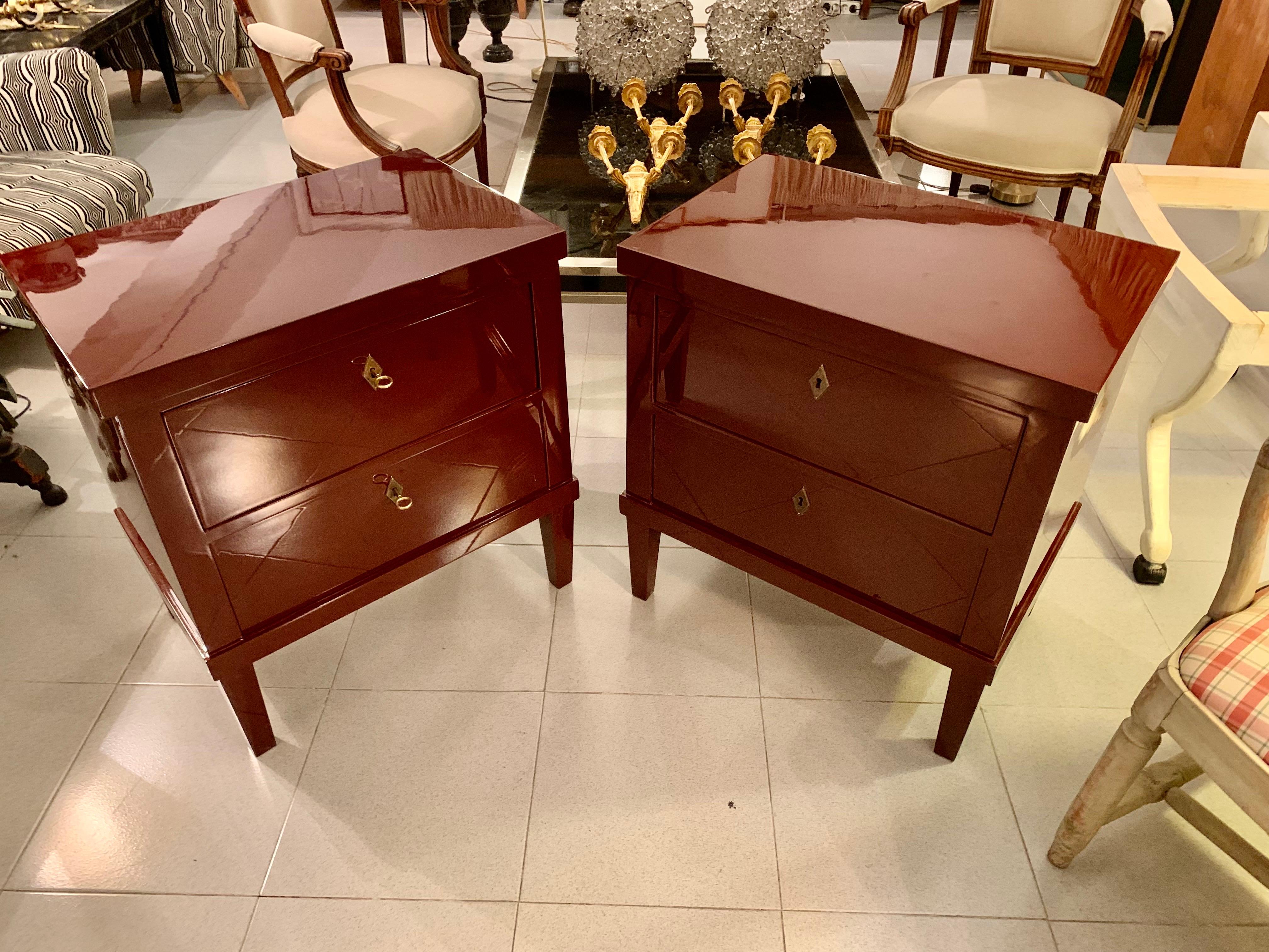 Paire de commodes ou de tables de chevet laquées du 21e Maooron de style Biedermeier en vente 1