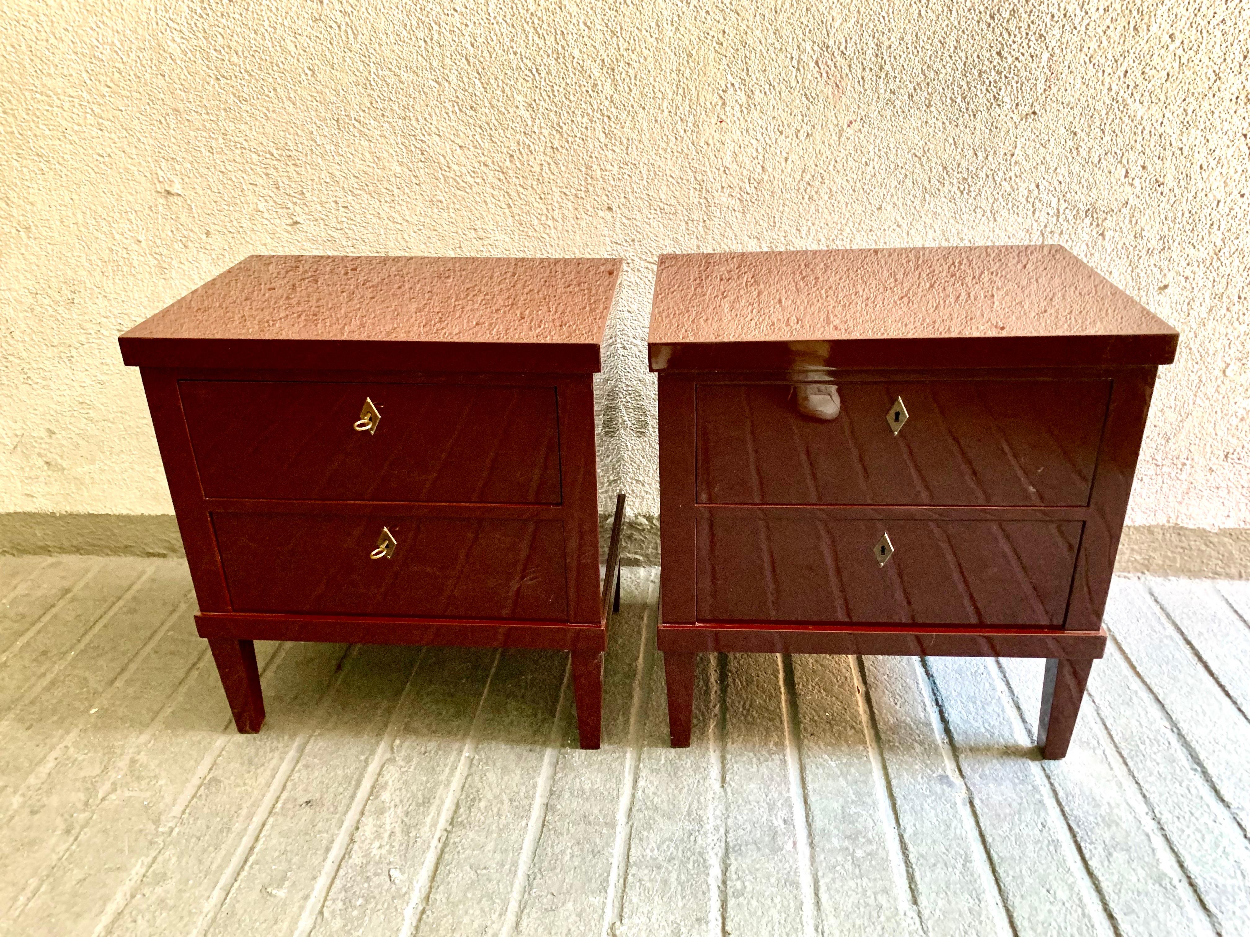 Paire de commodes ou de tables de chevet laquées du 21e Maooron de style Biedermeier en vente 2