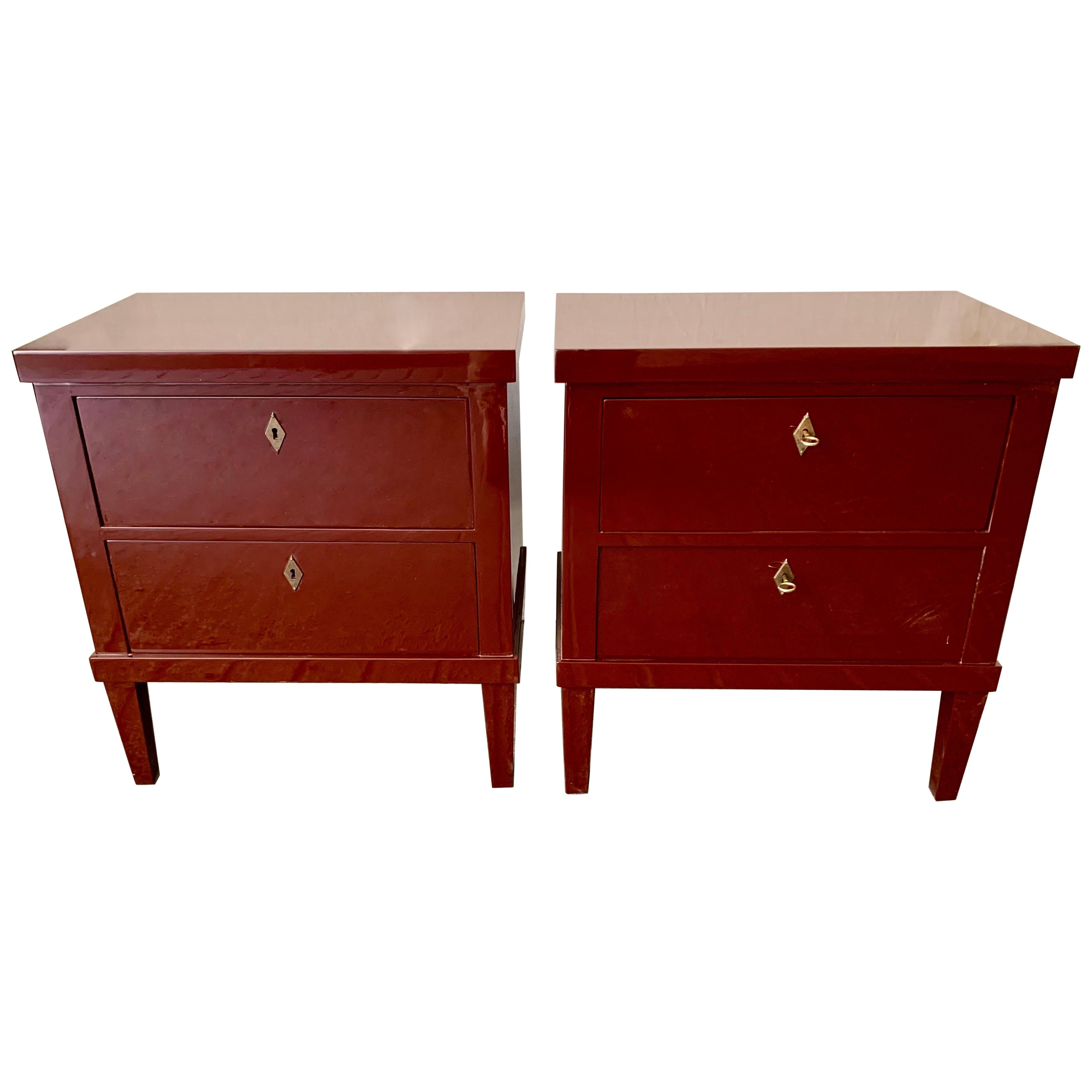 Paire de commodes ou de tables de chevet laquées du 21e Maooron de style Biedermeier en vente