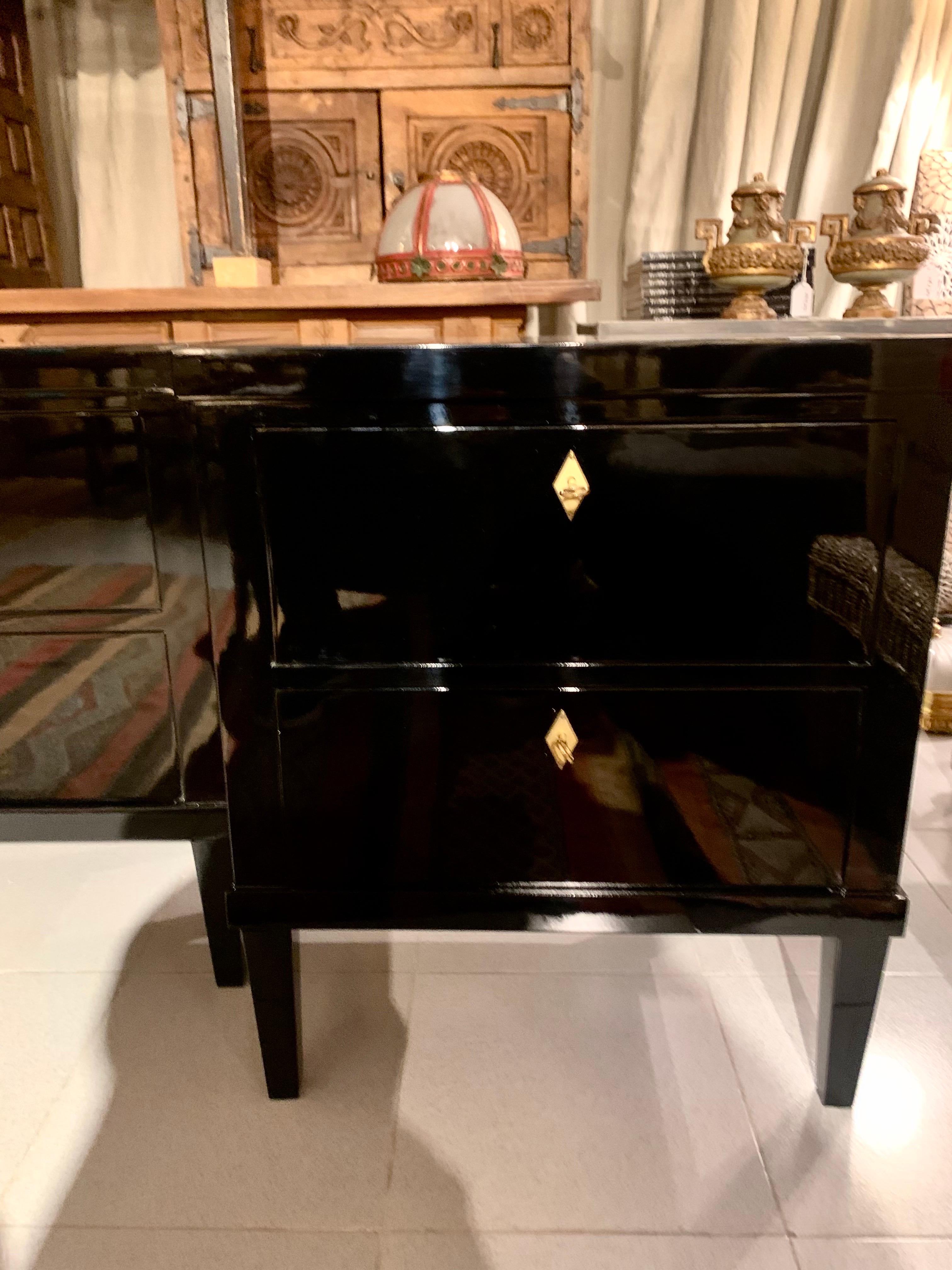 Coppia di 21° piccoli commodes o comodini laccati neri in stile Biedermeier in vendita 3