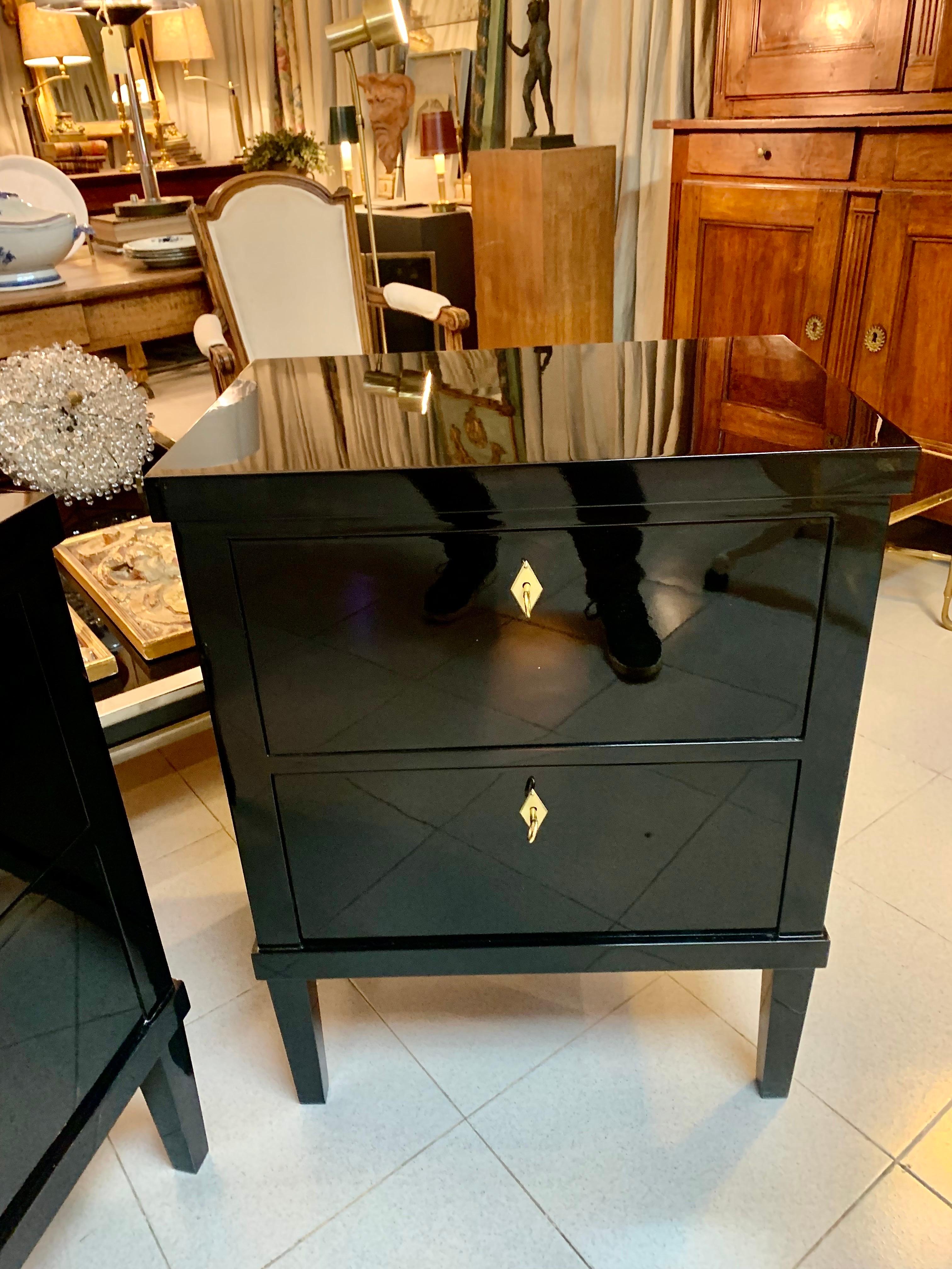 Coppia di 21° piccoli commodes o comodini laccati neri in stile Biedermeier in vendita 4