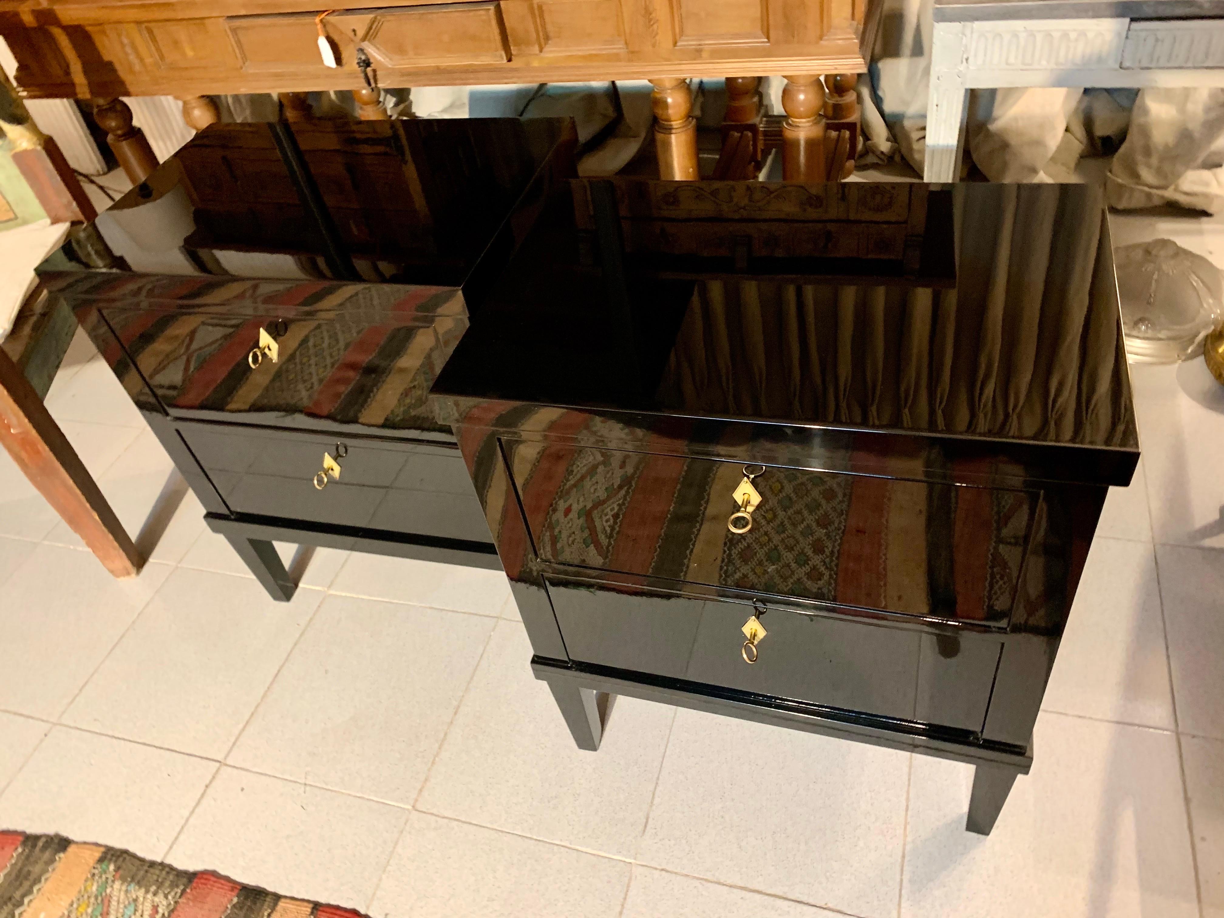 Coppia di 21° piccoli commodes o comodini laccati neri in stile Biedermeier in vendita 5