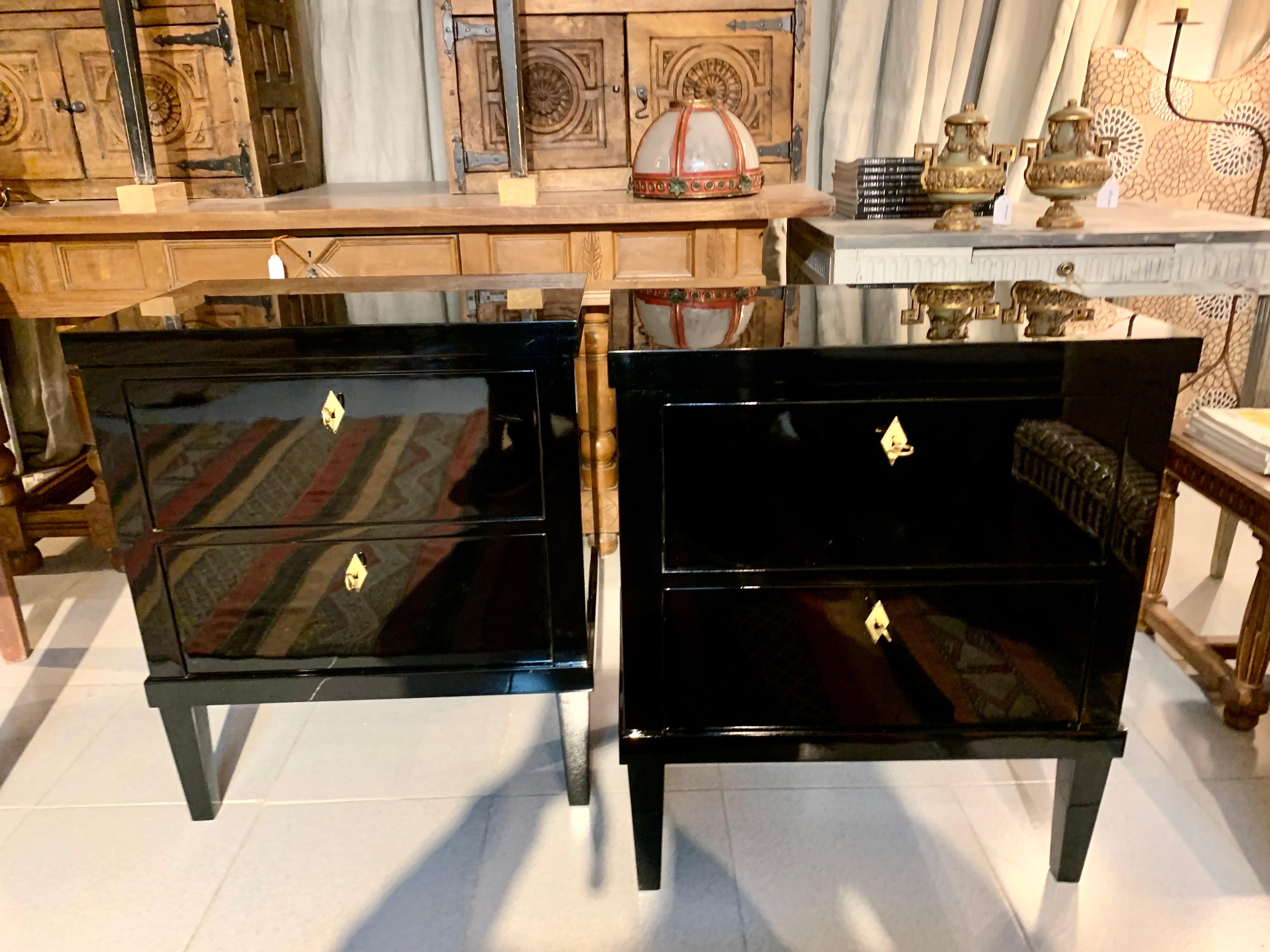 Coppia di 21° piccoli commodes o comodini laccati neri in stile Biedermeier in vendita 6