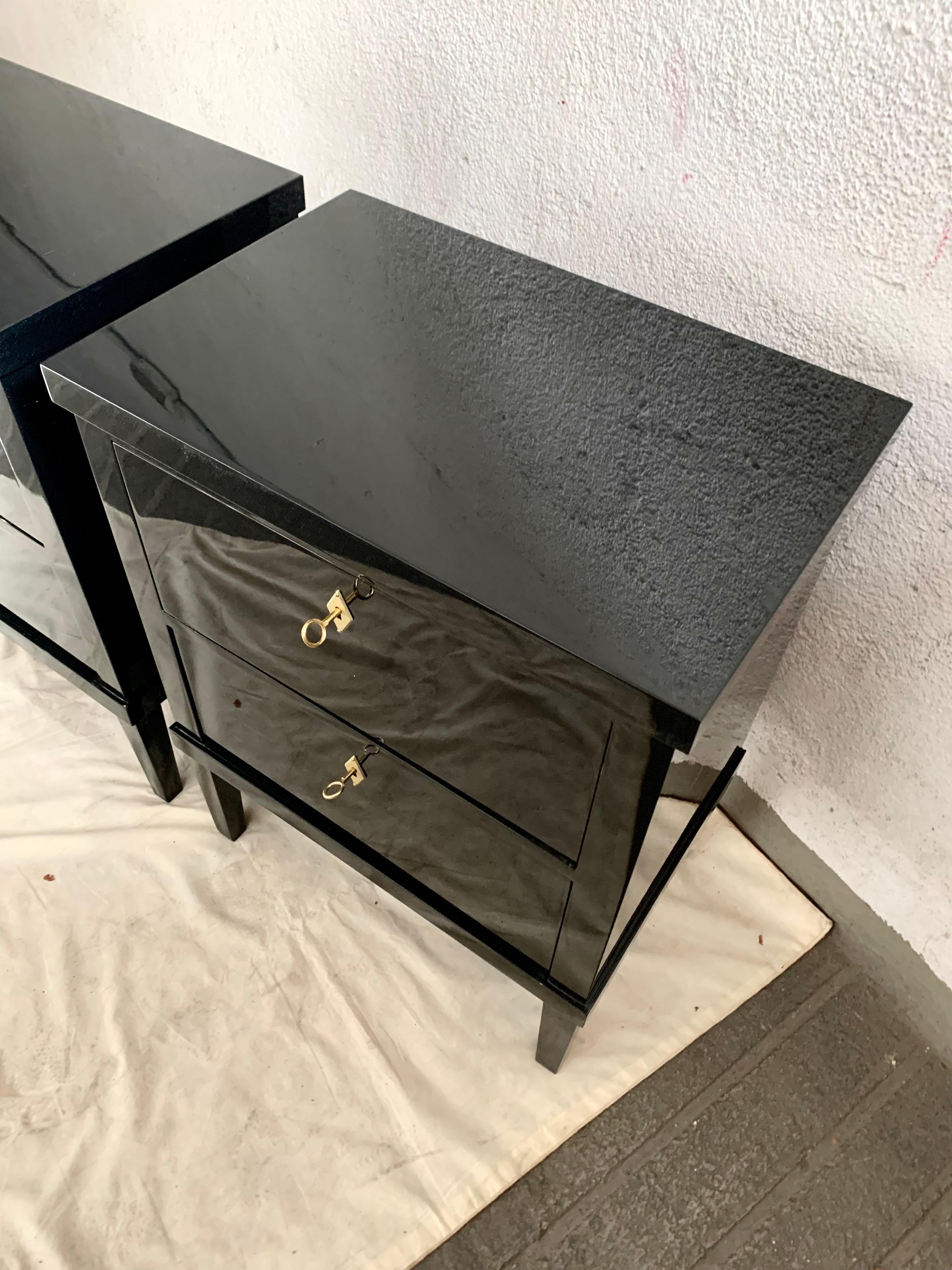 Coppia di 21° piccoli commodes o comodini laccati neri in stile Biedermeier in vendita 7