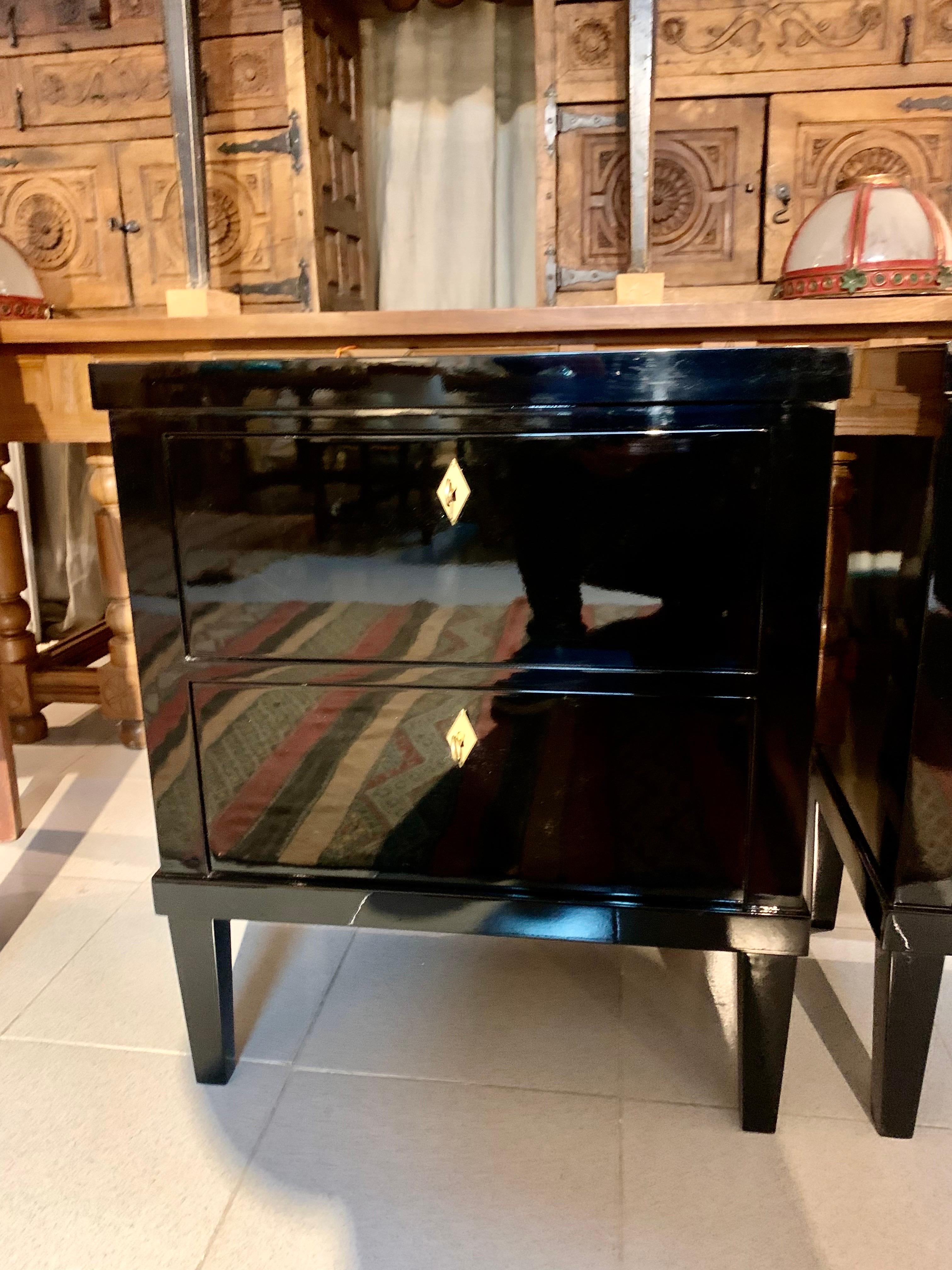 Coppia di 21° piccoli commodes o comodini laccati neri in stile Biedermeier in vendita 8