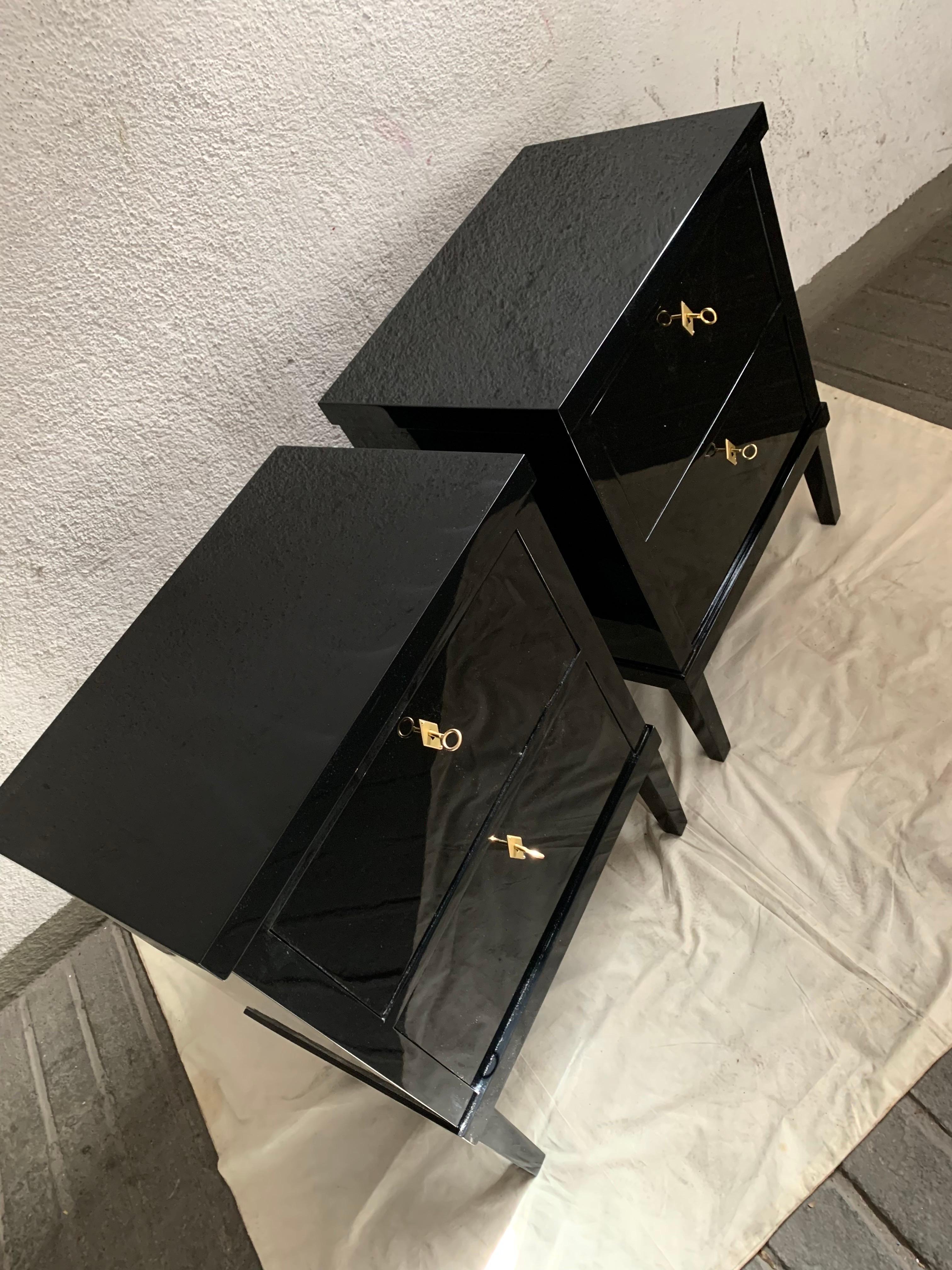 Coppia di 21° piccoli commodes o comodini laccati neri in stile Biedermeier in vendita 10