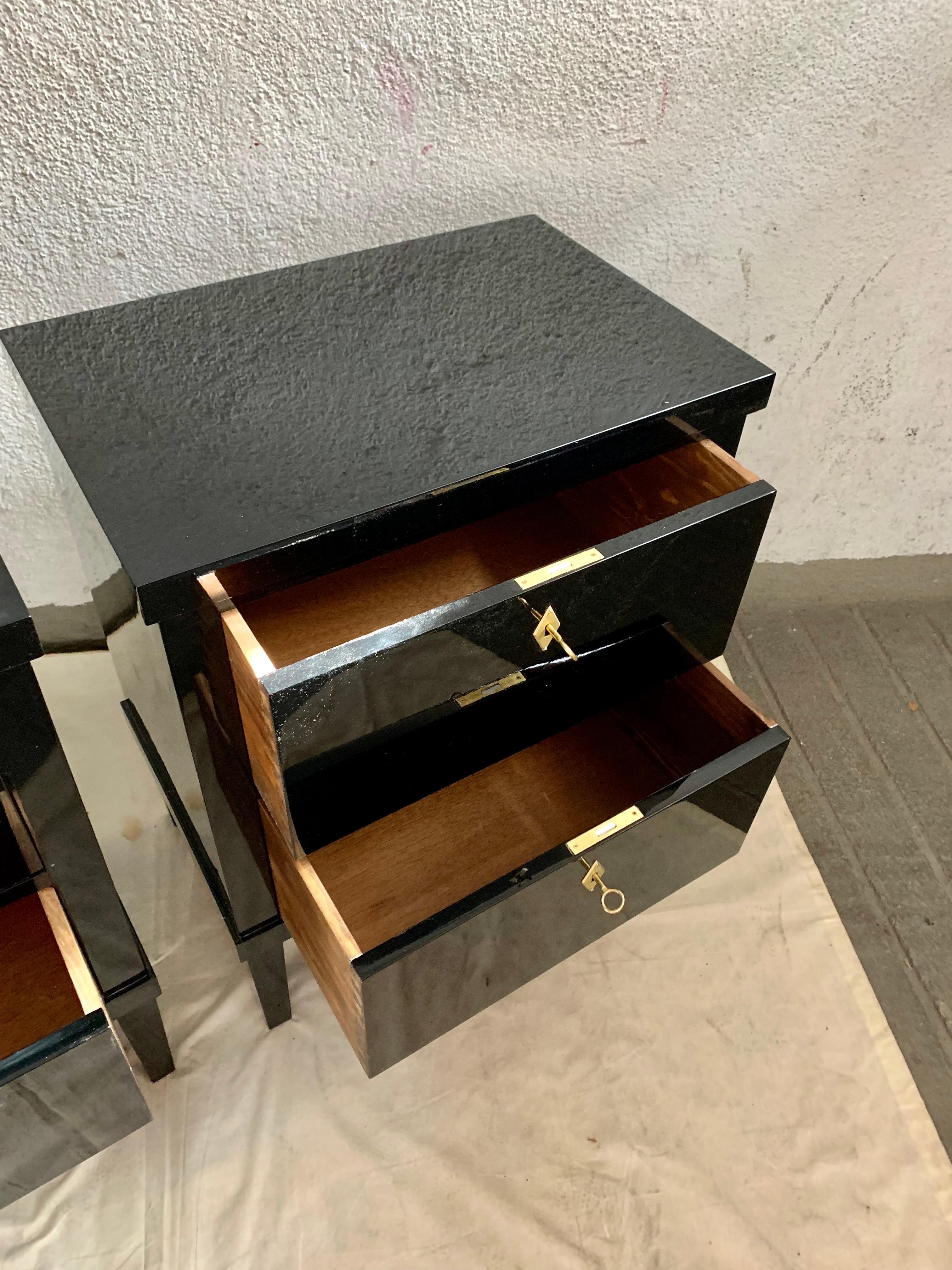 Coppia di 21° piccoli commodes o comodini laccati neri in stile Biedermeier in vendita 11