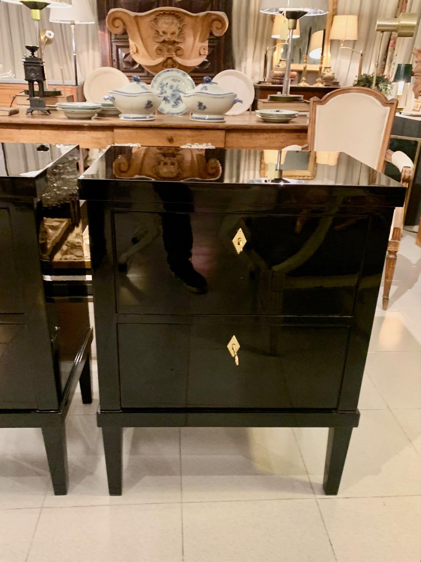 Paire de 21 petites commodes ou tables de chevet laquées noires de style Biedermeier en vente 11