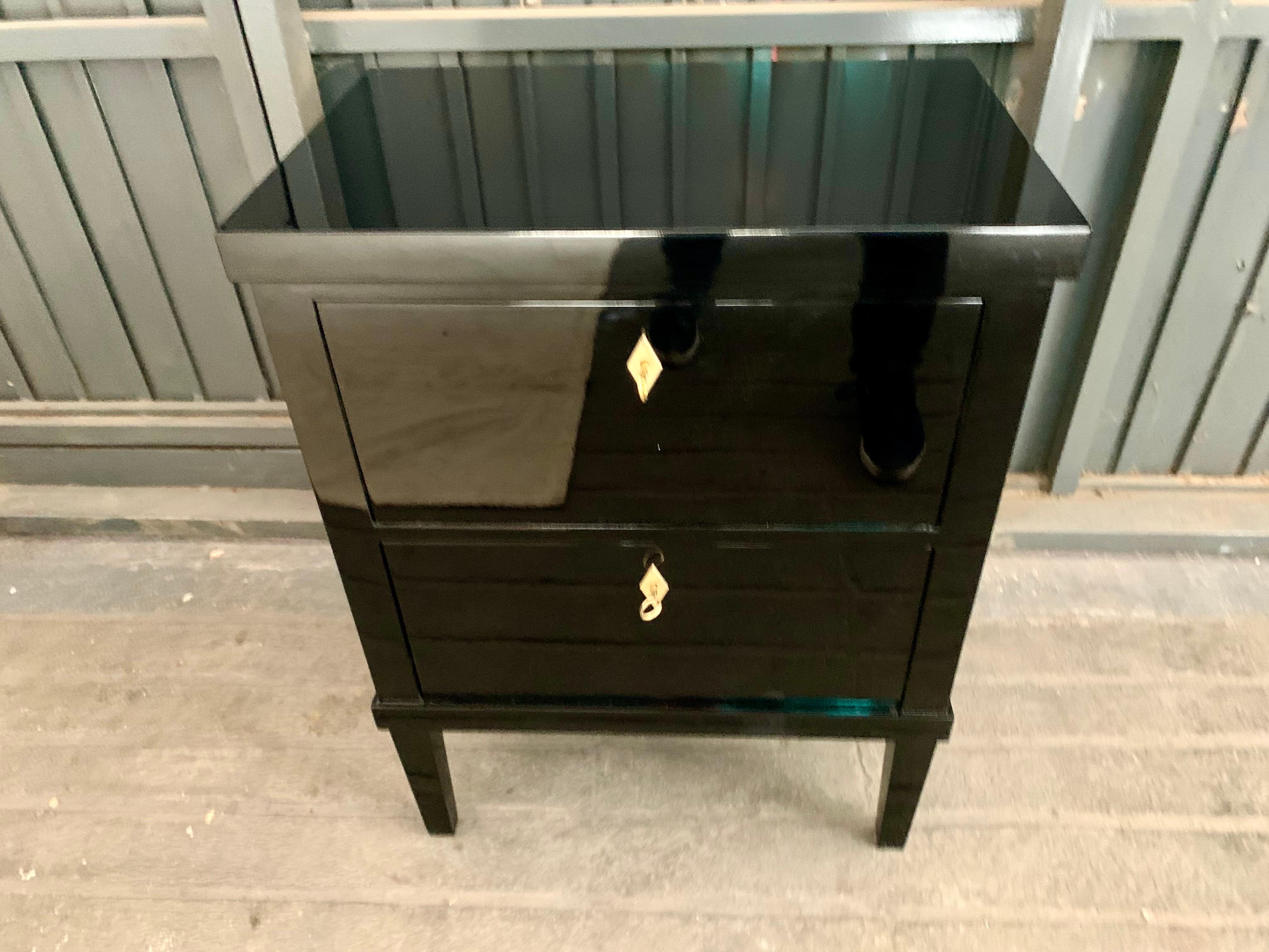 Coppia di 21° piccoli commodes o comodini laccati neri in stile Biedermeier in vendita 12