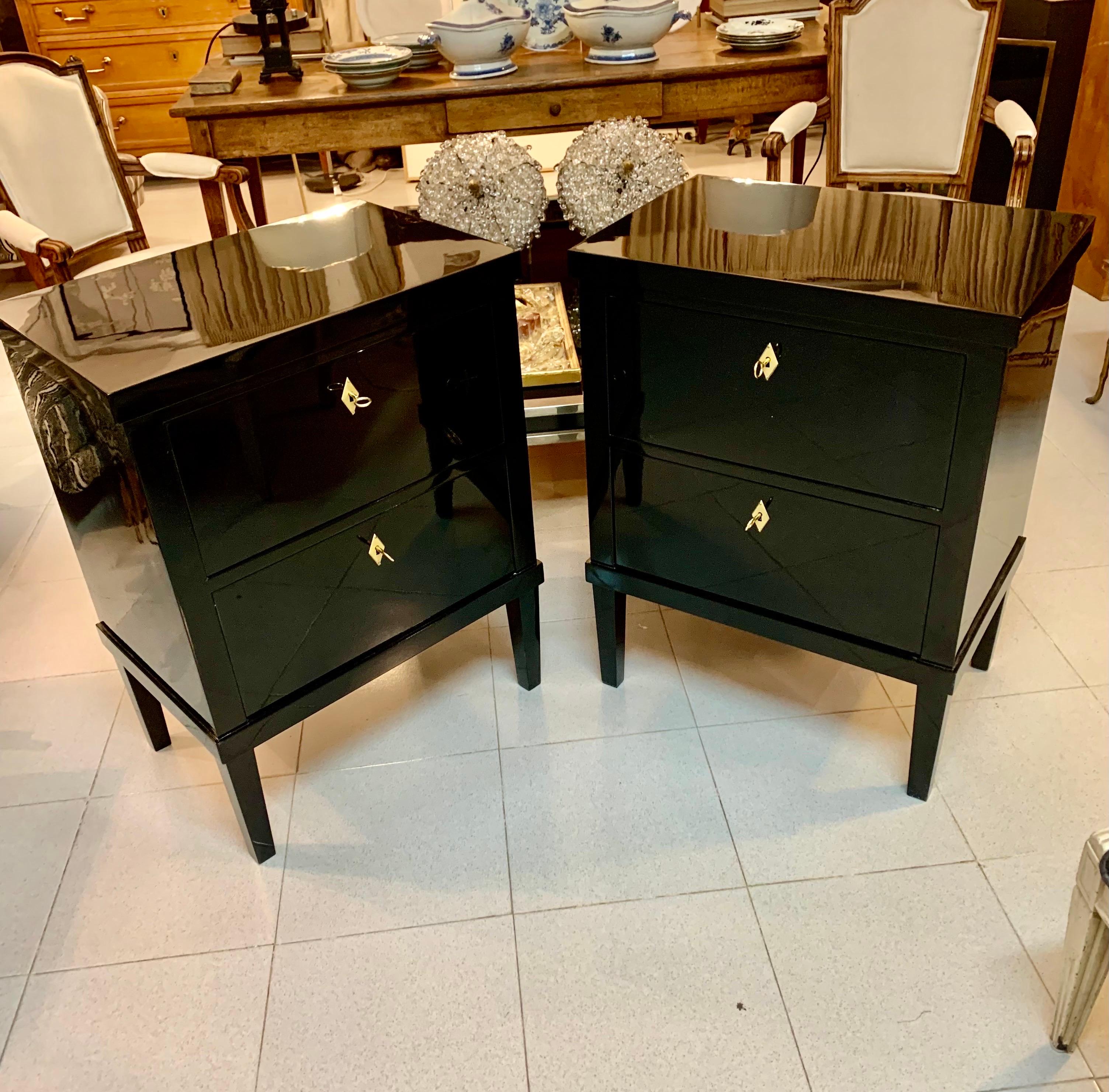 Coppia di piccole commodes o comodini, in stile Biedermeier, con due cassetti.
I comodini sono una produzione artigianale, realizzata da noi, dal nostro artigiano cabinrtmarker e da un artigiano laccato in legno di faggio, le cassettiere sono in