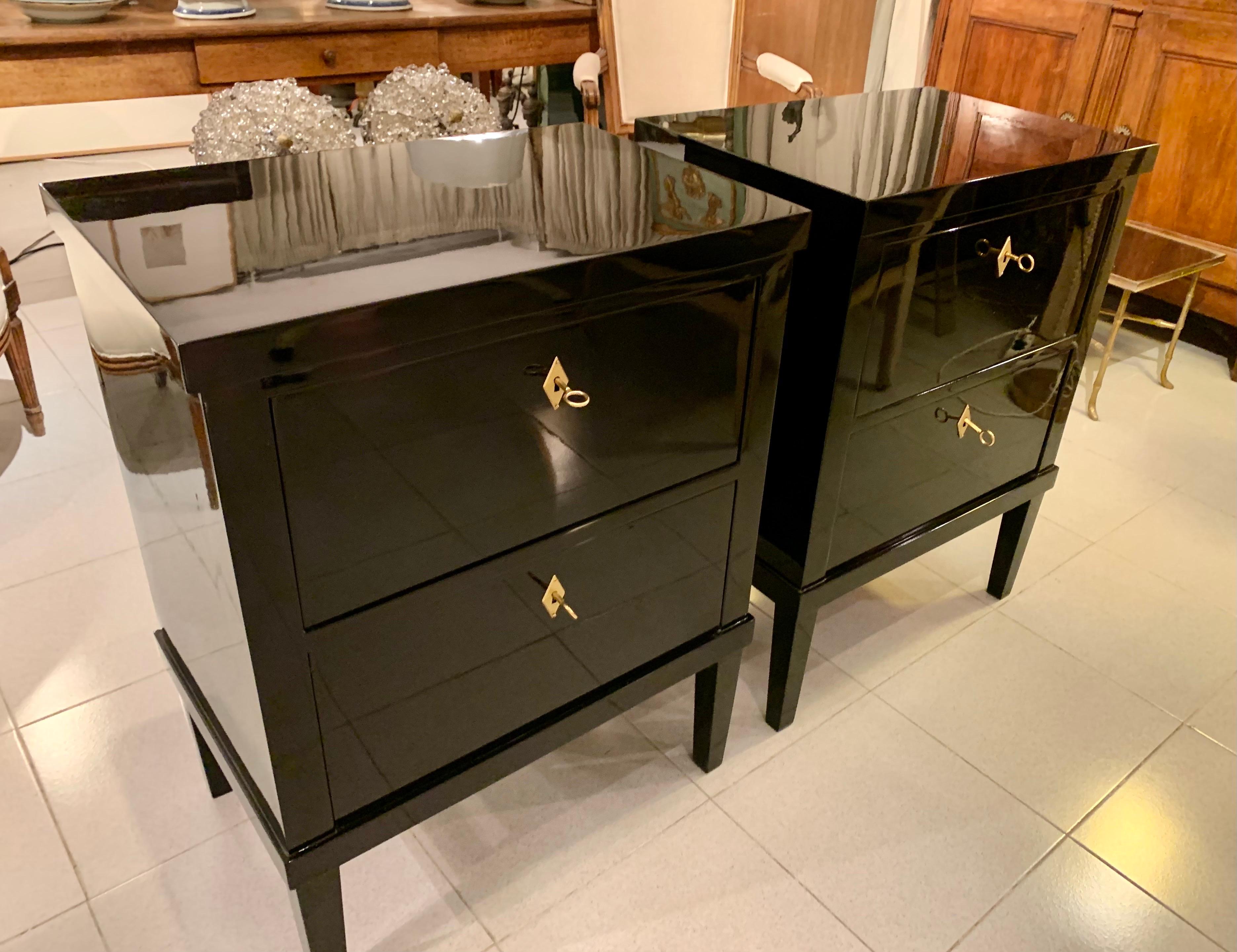 Laccato Coppia di 21° piccoli commodes o comodini laccati neri in stile Biedermeier in vendita
