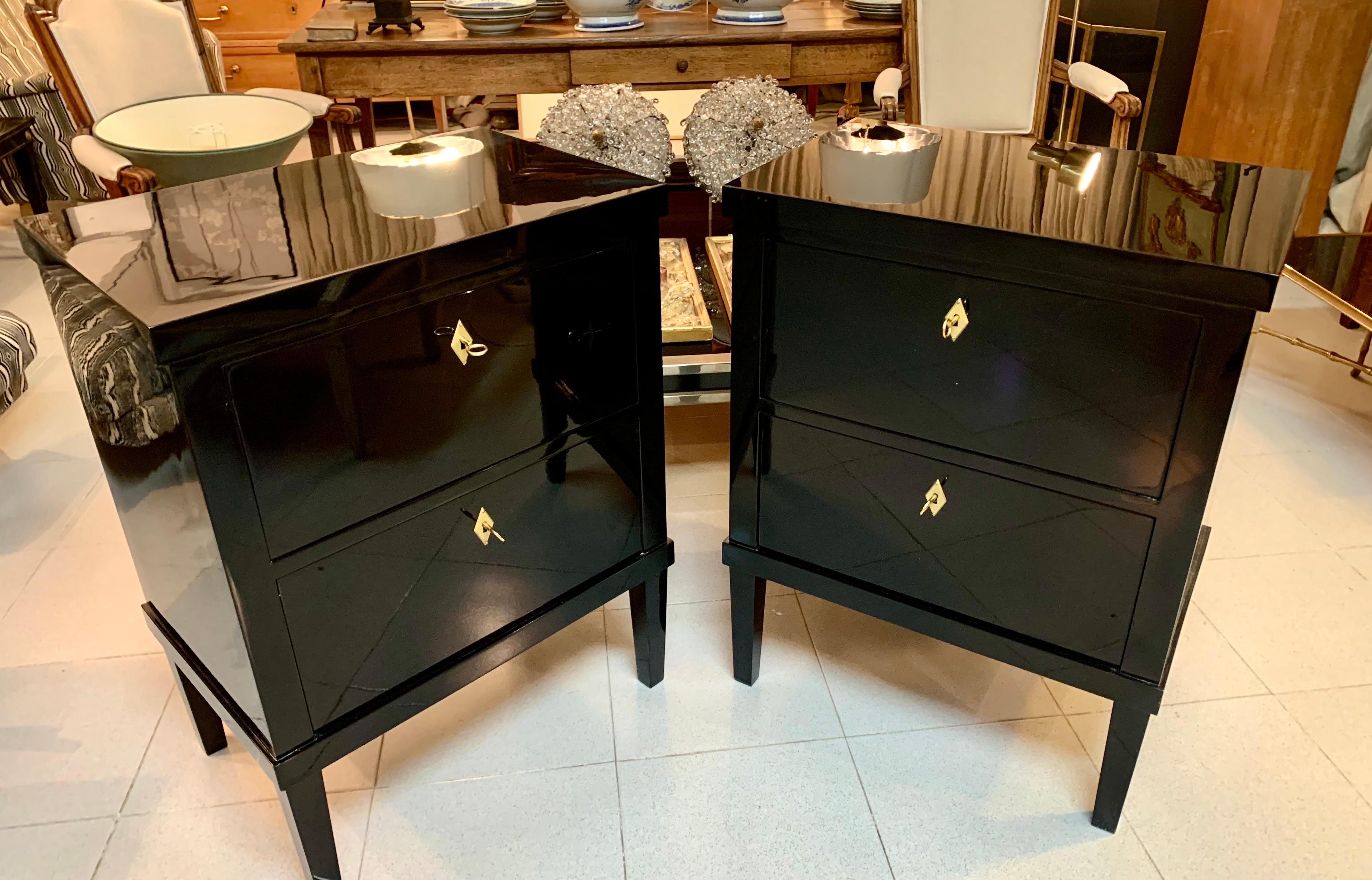 Coppia di 21° piccoli commodes o comodini laccati neri in stile Biedermeier In condizioni buone in vendita a Madrid, ES