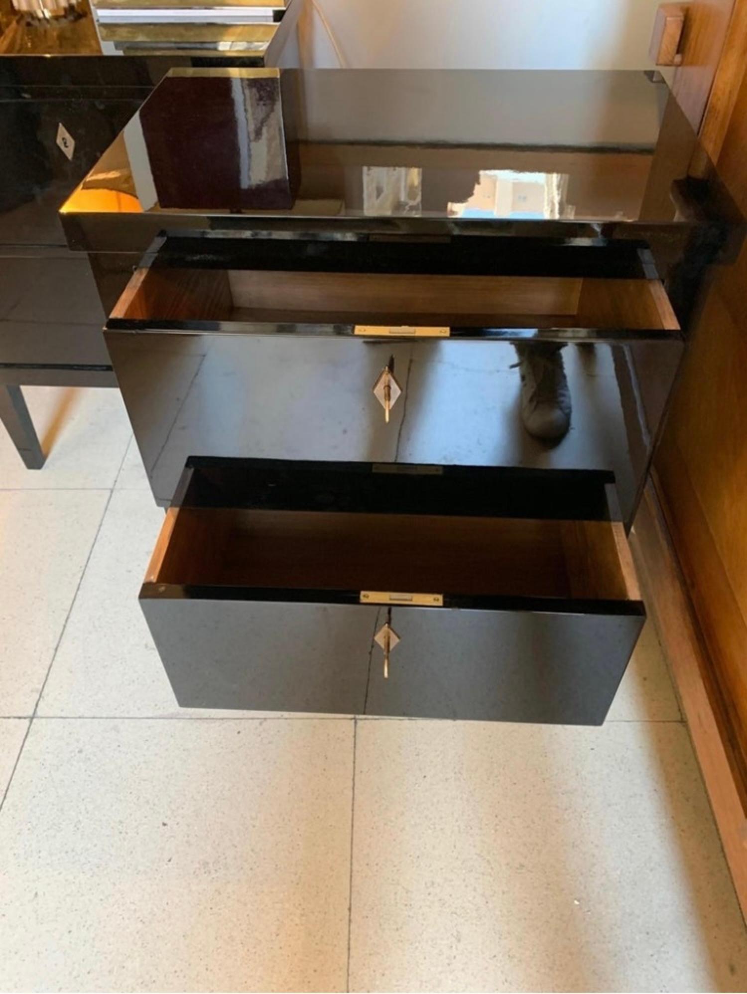 XXIe siècle et contemporain Paire de 21 petites commodes ou tables de chevet laquées noires de style Biedermeier en vente
