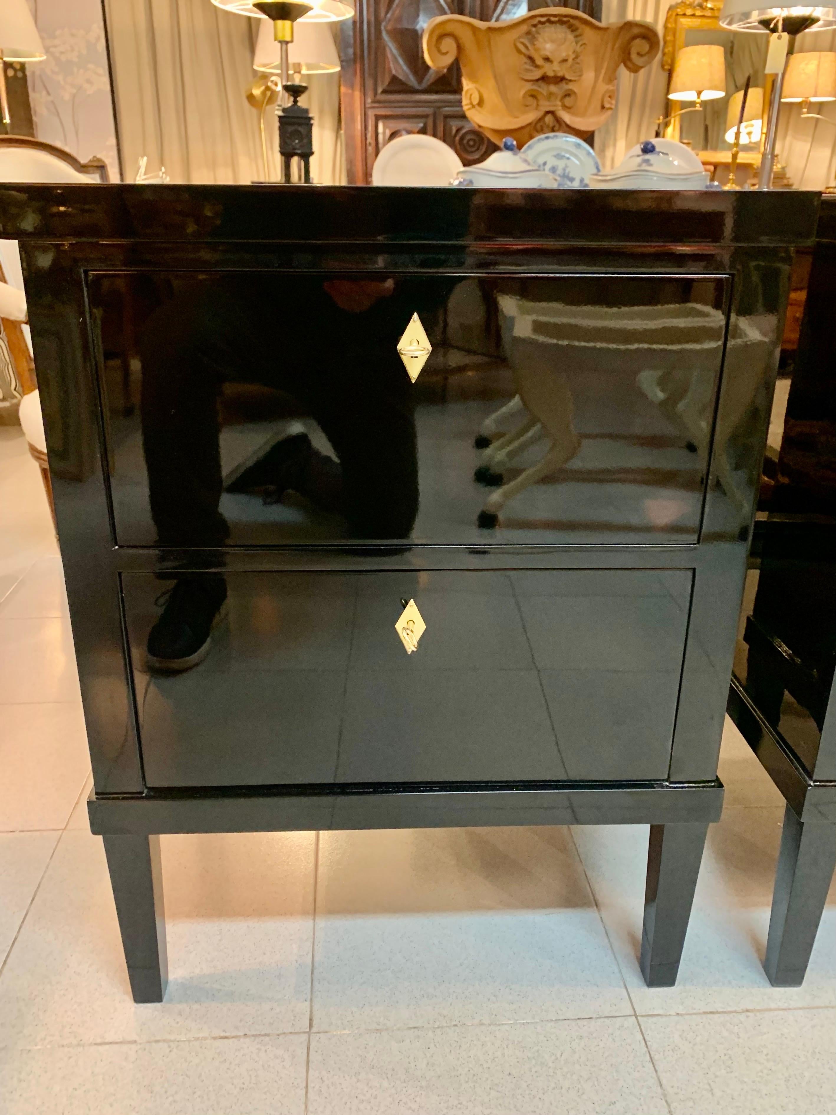 Ottone Coppia di 21° piccoli commodes o comodini laccati neri in stile Biedermeier in vendita