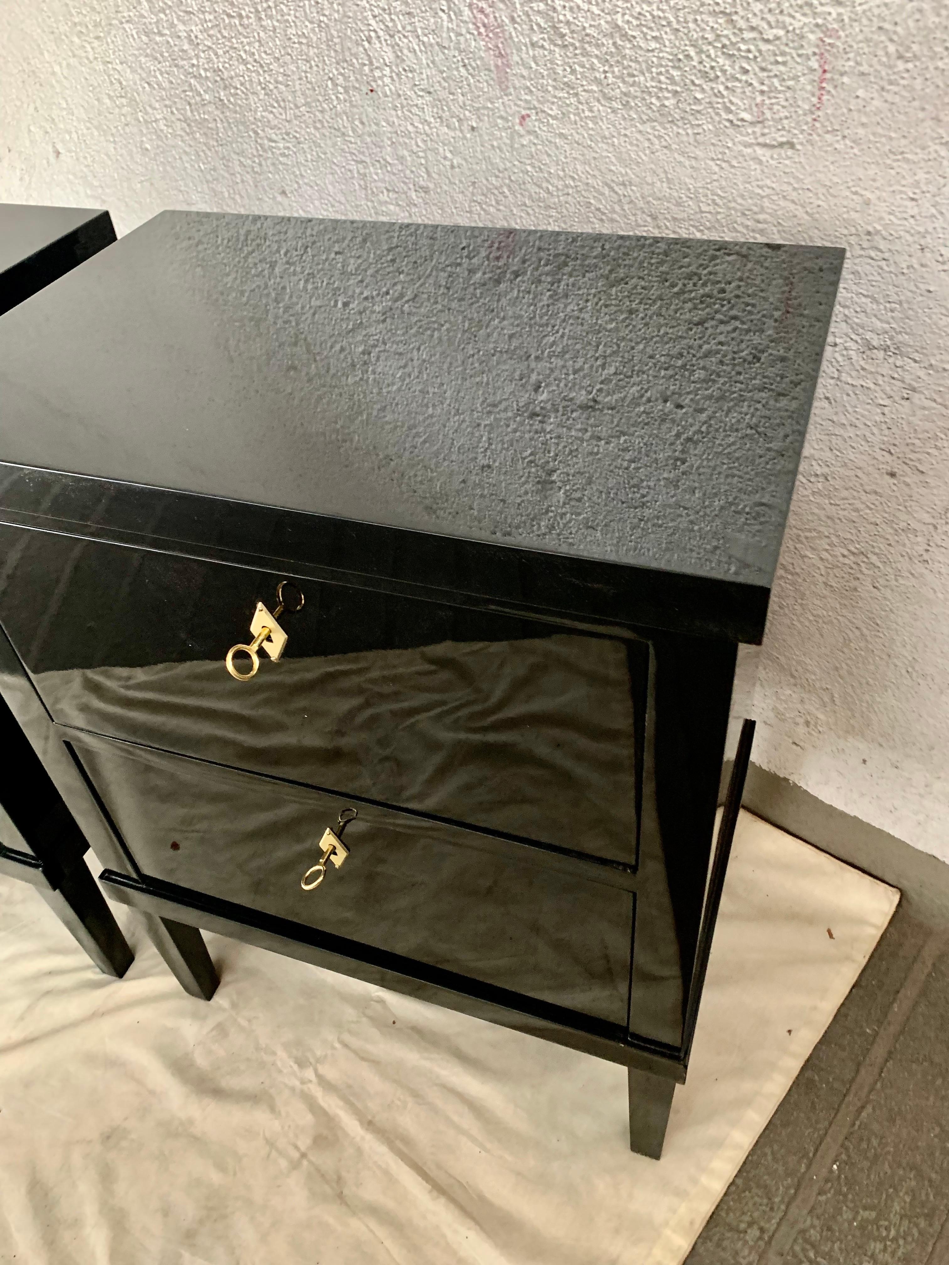 Coppia di 21° piccoli commodes o comodini laccati neri in stile Biedermeier in vendita 1