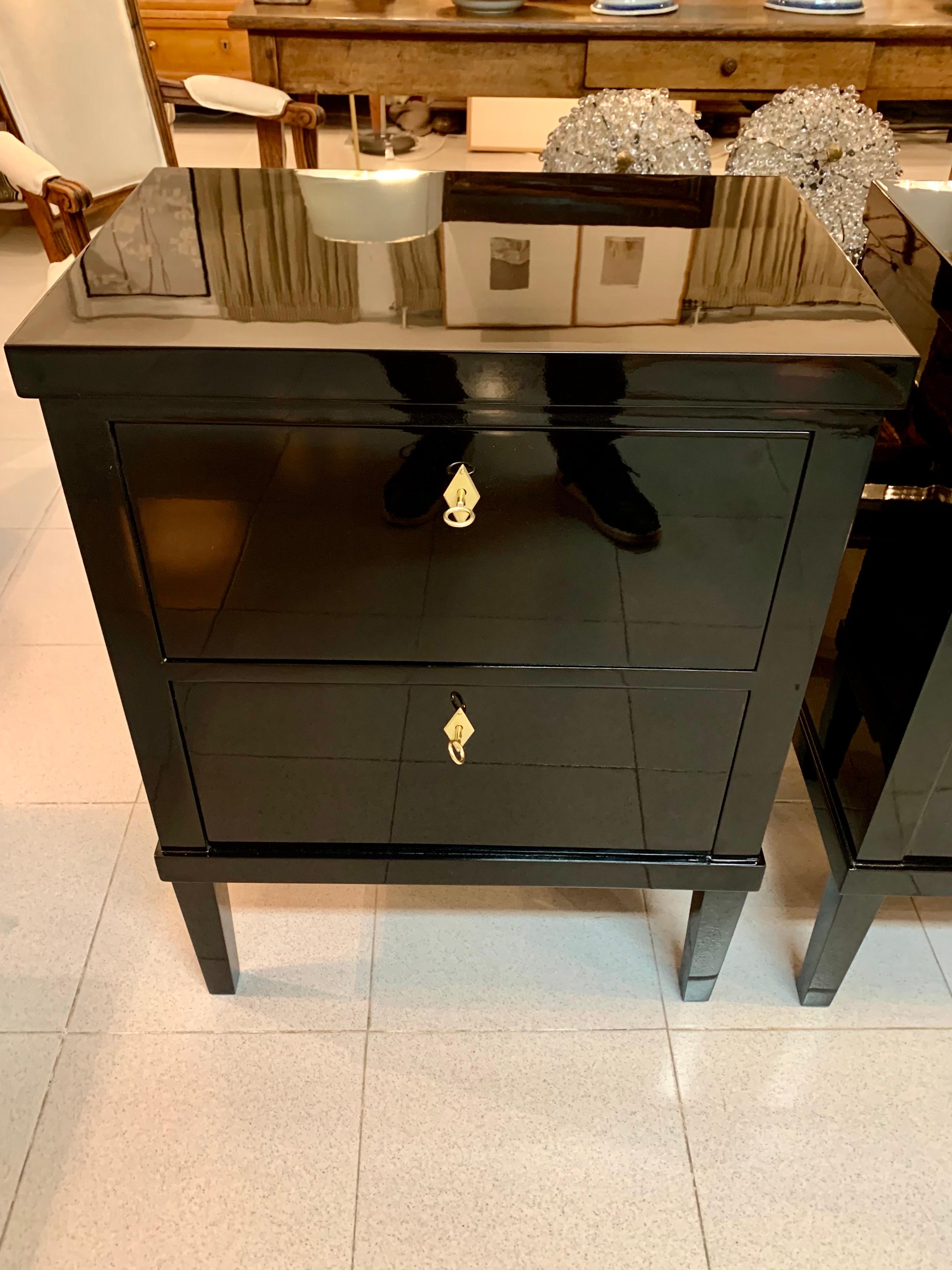 Coppia di 21° piccoli commodes o comodini laccati neri in stile Biedermeier in vendita 2