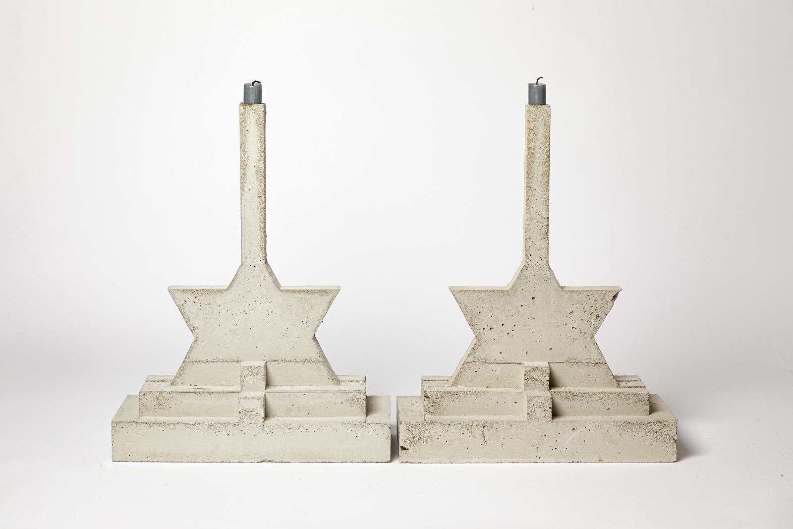 Les Usagers

Grande paire de bougeoirs en béton brutaliste du 21ème siècle par Les Usagers

Production unique faite à la main

Vendu avec certificat

Hauteur 43 cm
Grand 33 cm
Profondeur 15 cm
