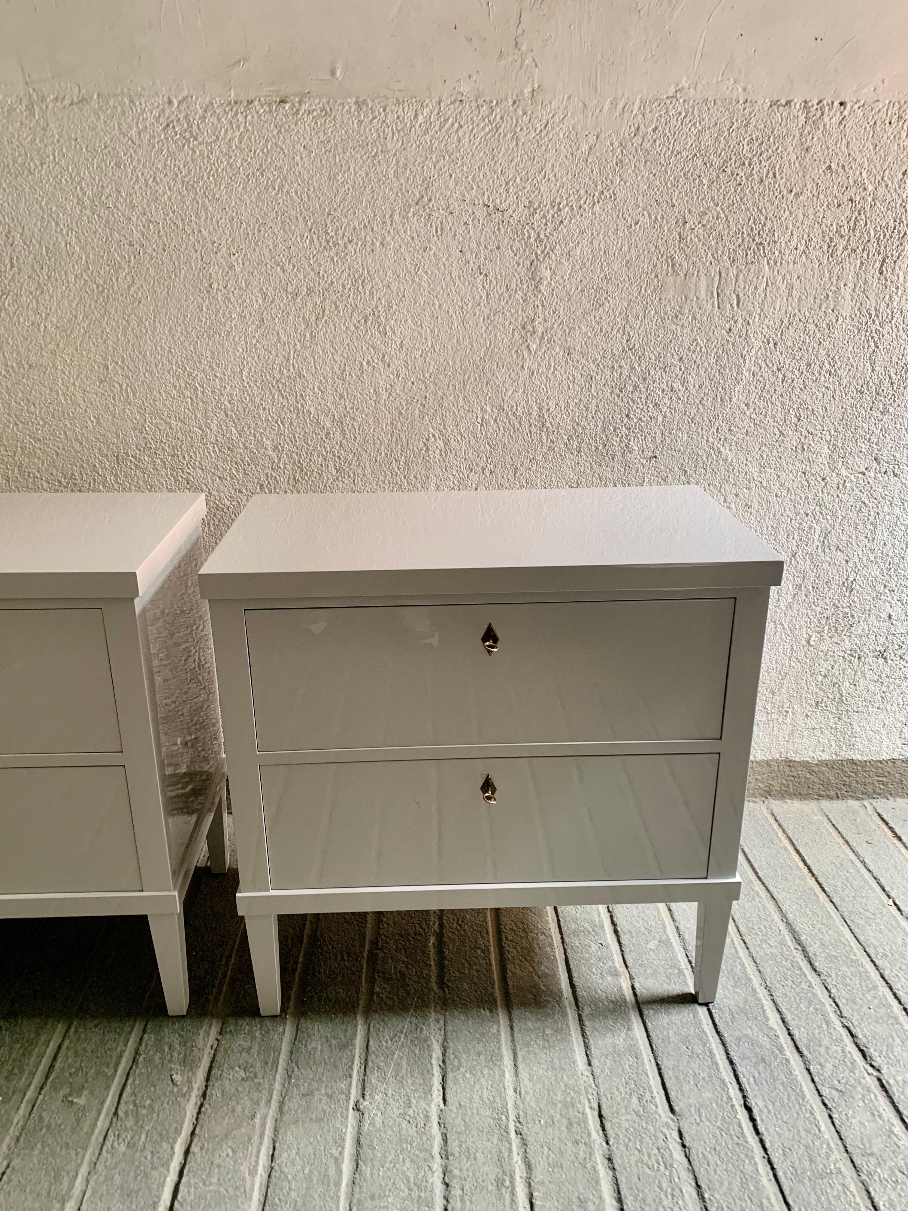 Paire de  21e commodes ou tables de chevet laquées gris-blanc de style Biedermeier en vente 3