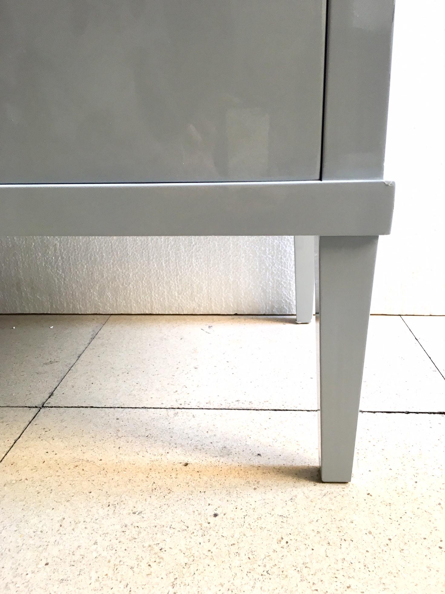 Paire de  21e commodes ou tables de chevet laquées gris-blanc de style Biedermeier en vente 10