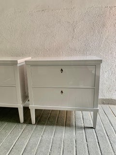 Paire de  21e commodes ou tables de chevet laquées gris-blanc de style Biedermeier