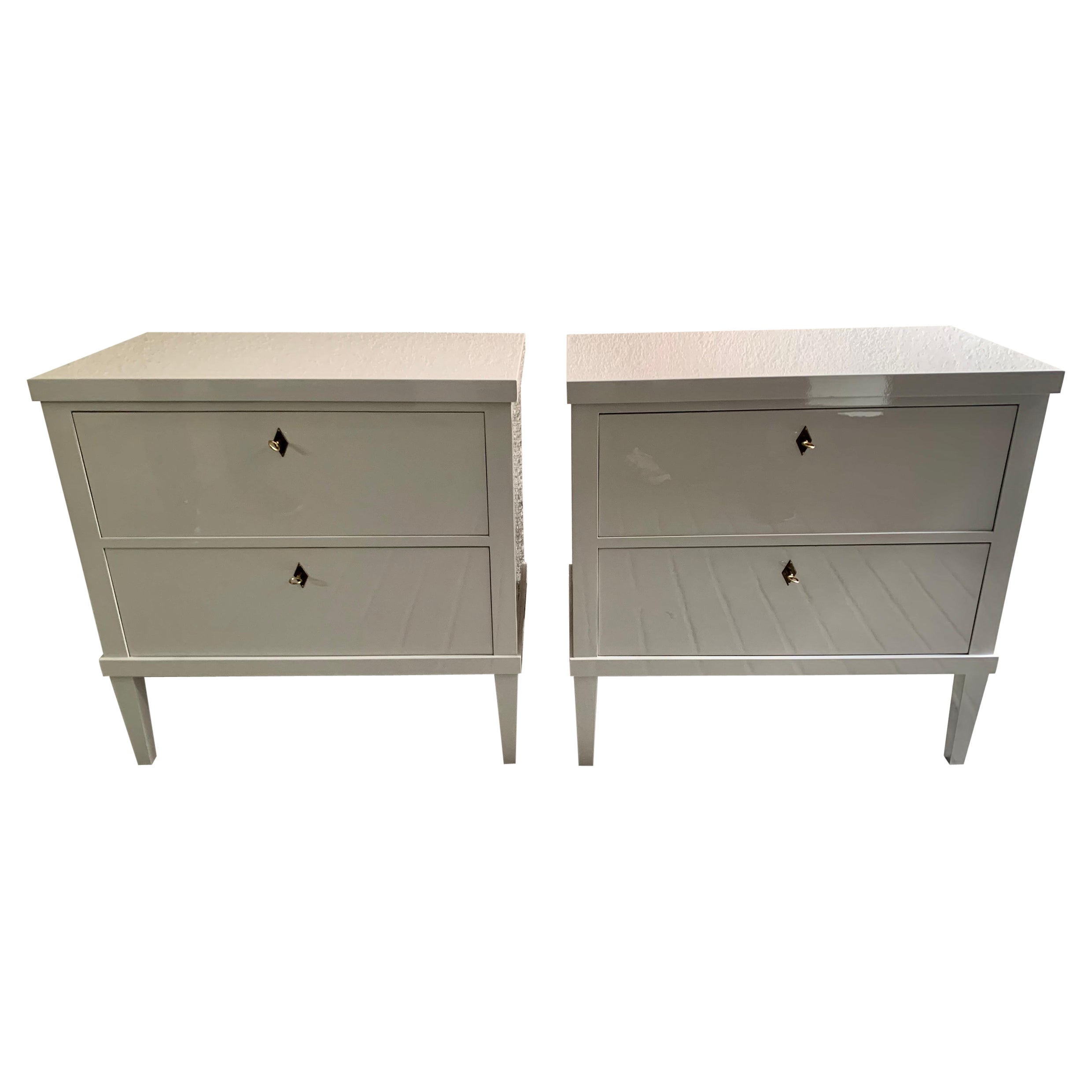 Paire de  21e commodes ou tables de chevet laquées gris-blanc de style Biedermeier en vente