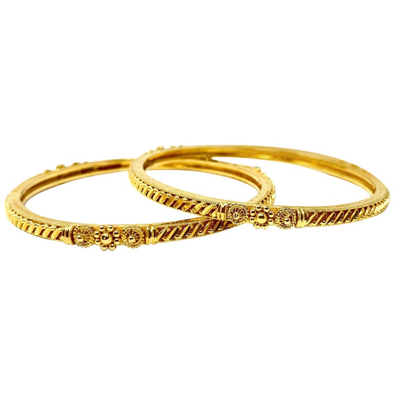 Pair of 22 Karat Solid Yellow Gold Vintage Diamond Cut Bangle Bracelets Set For Sale at 1stdibs