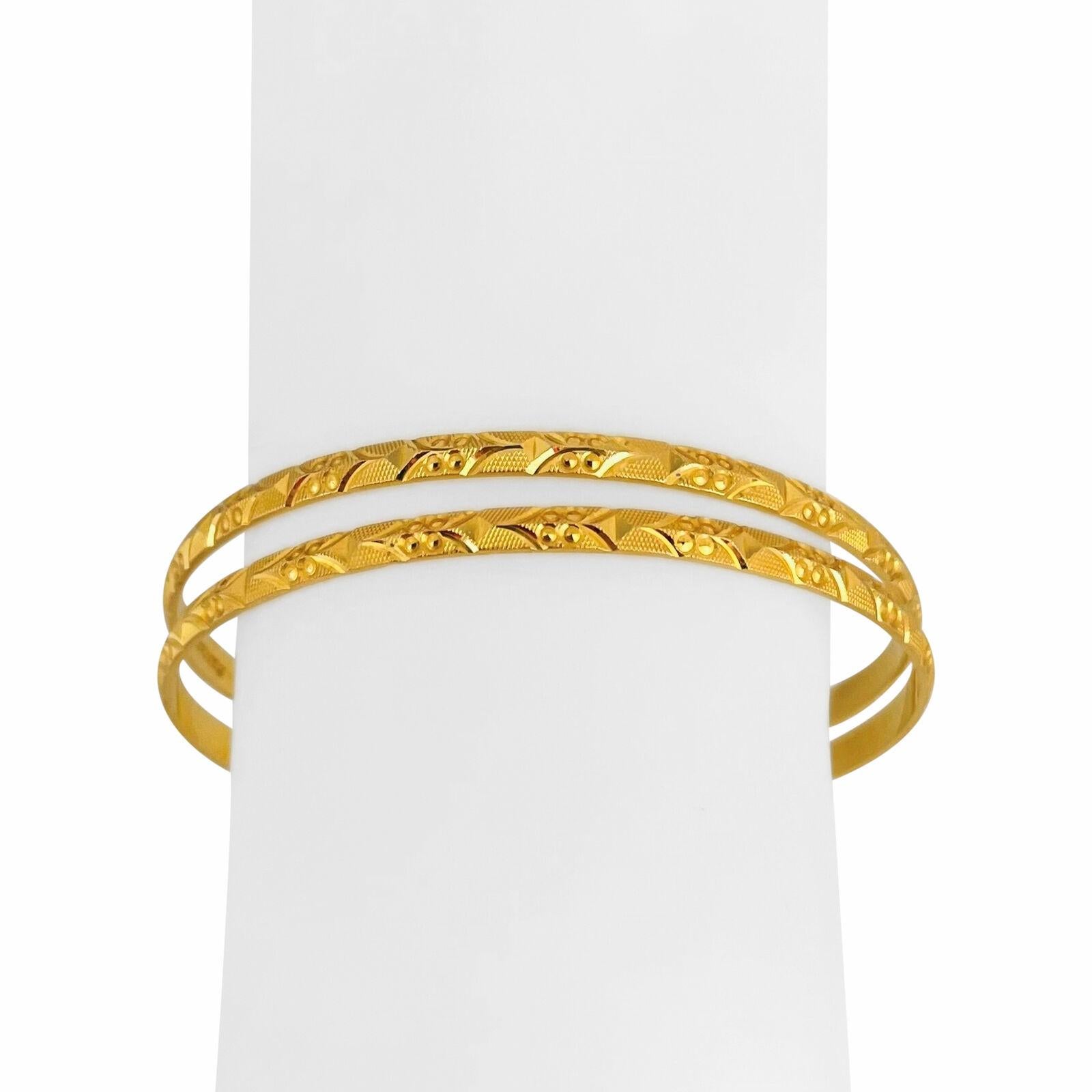 Pair of 22 Karat Yellow Gold Solid Diamond Cut Fancy Bangle Bracelets In Good Condition In Guilford, CT