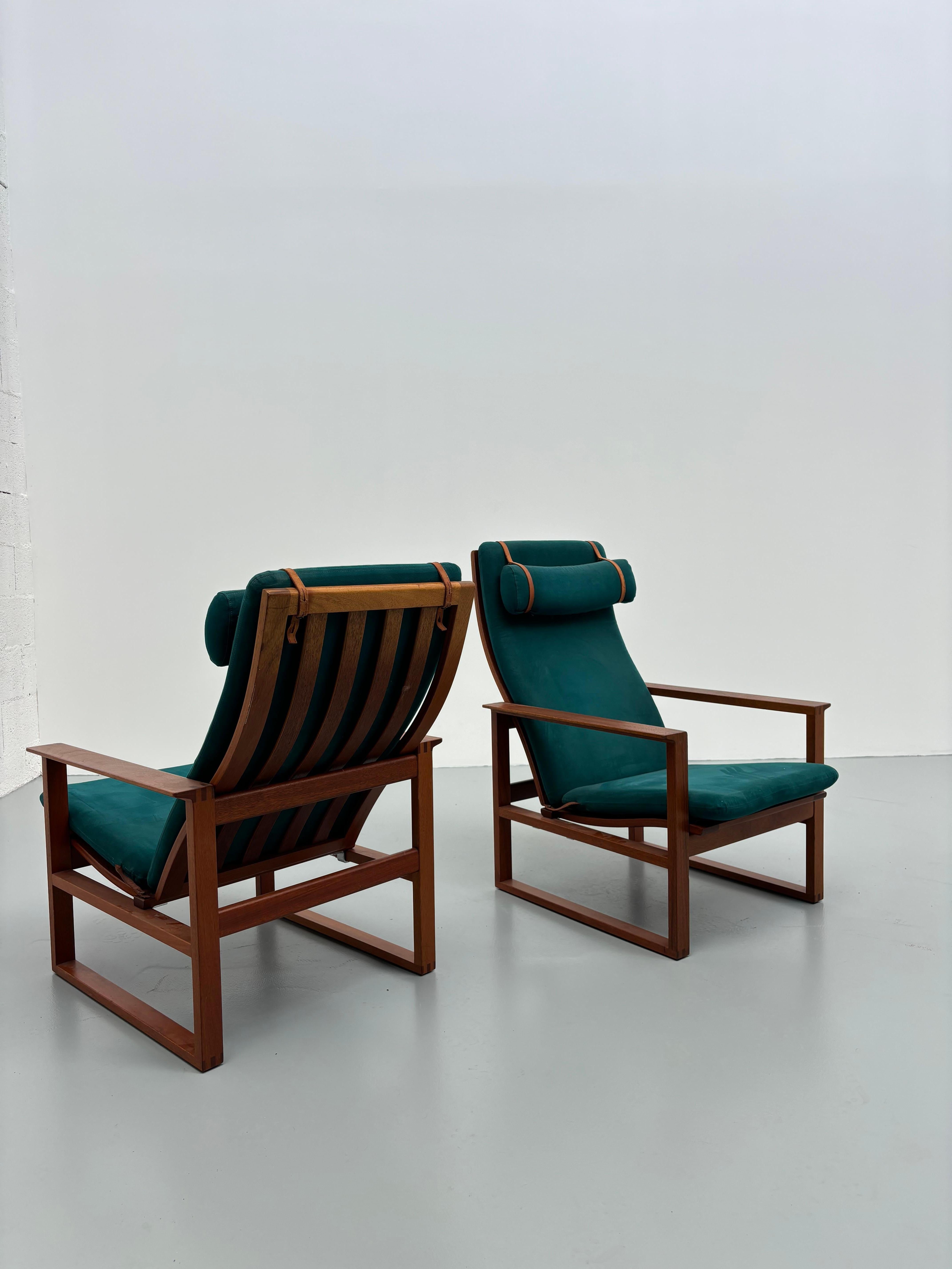 Mid-Century Modern Pair of 2254 armchairs by Børge Mogensen For Sale