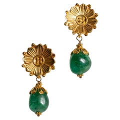 Paire de pendants d'oreilles en or 22K et émeraudes de Deborah Lockhart Phillips