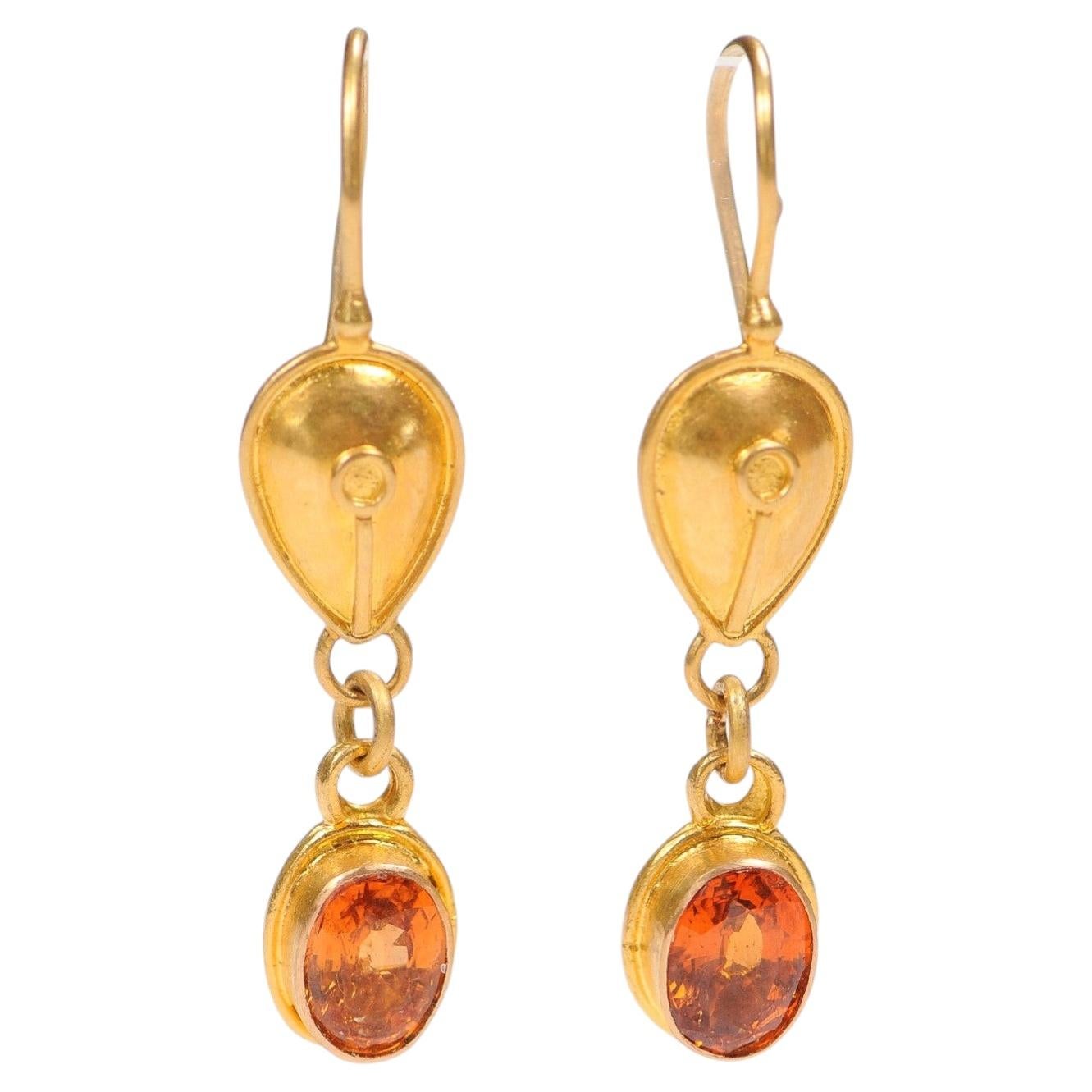 Paire de boucles d'oreilles grenat en or 22K
