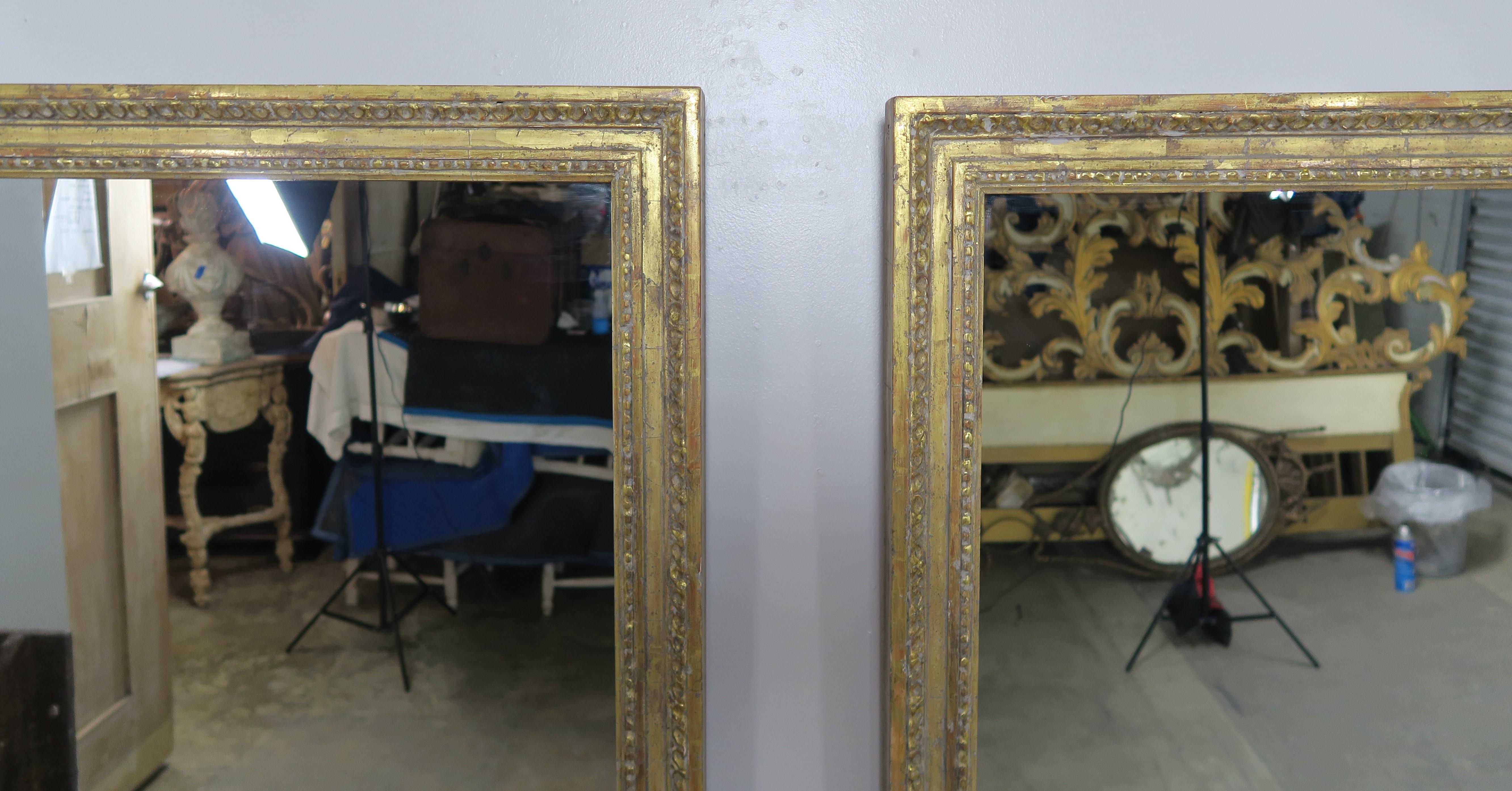 Néoclassique Paire de miroirs sculptés couverts de feuilles d'or 22 carats par Melissa Levinson en vente