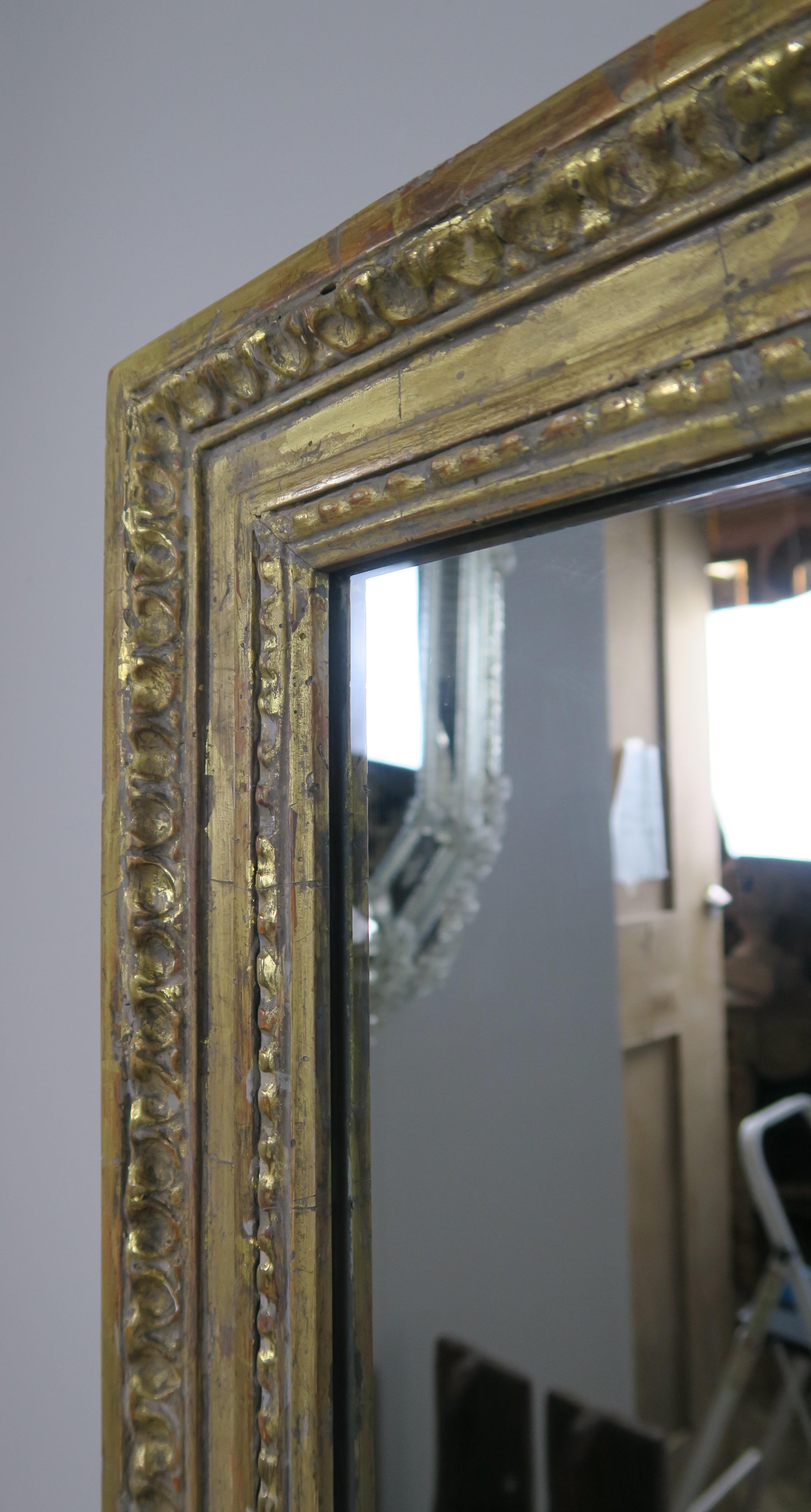 Bois Paire de miroirs sculptés couverts de feuilles d'or 22 carats par Melissa Levinson en vente