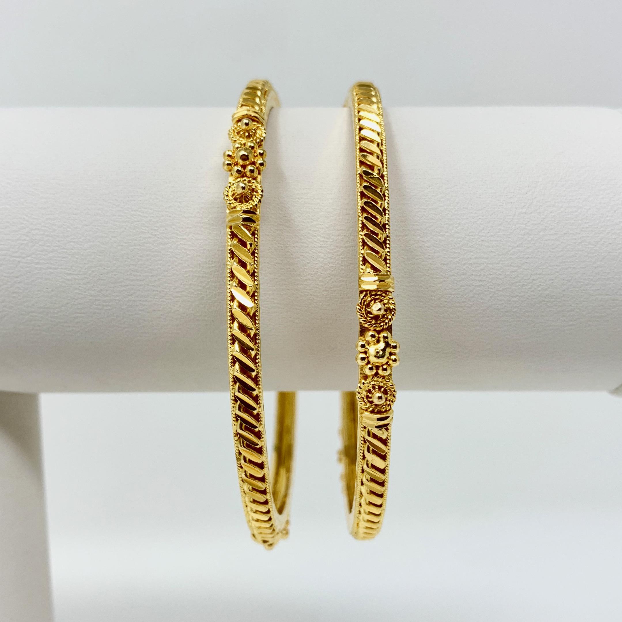 Pair of 22 Karat Solid Yellow Gold Vintage Diamond Cut Bangle Bracelets Set In Good Condition In Guilford, CT