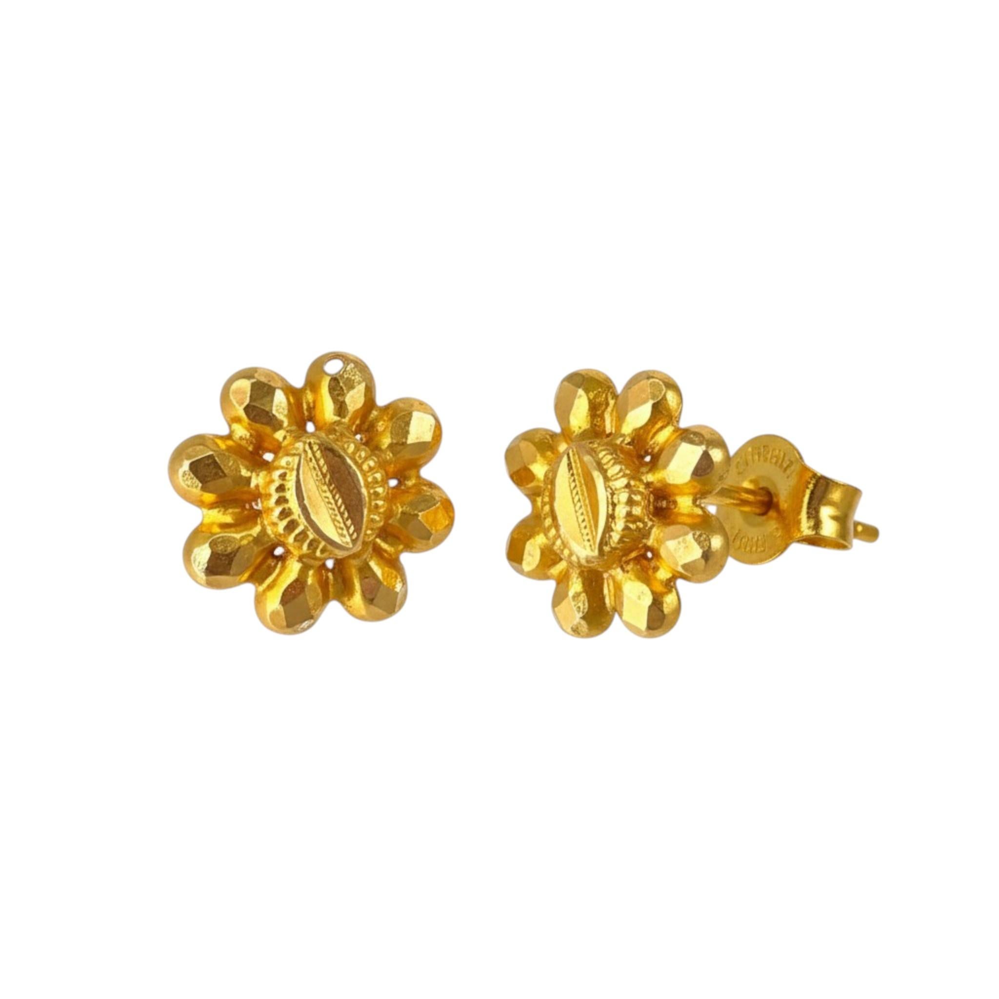 Coppia di orecchini a perno floreali in oro giallo 22k con fondello a vite in vendita 7
