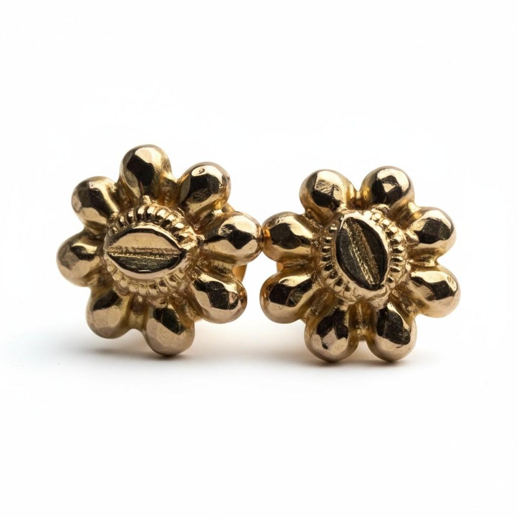 Coppia di orecchini a perno floreali in oro giallo 22k con fondello a vite in vendita 1