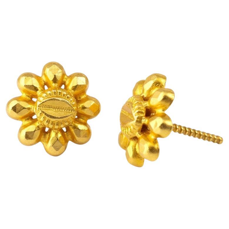 Raffinato simbolo di eredità e artigianalità, questo paio di orecchini floreali in oro giallo 22k rappresenta l'apice del design dei gioielli artigianali. Ogni orecchino è realizzato in oro 22 carati ad alta purezza, un metallo prezioso famoso per