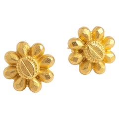 Coppia di orecchini a perno floreali in oro giallo 22k con fondello a vite