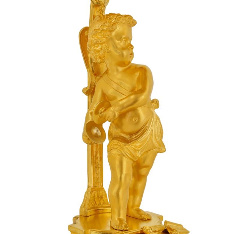Stellen Sie sich vor, diese Lampen schmücken ein Musikzimmer, ein Arbeitszimmer oder einen eleganten Salon. Der goldene Schein, der von den kunstvoll verzierten Schirmen ausging, warf ein warmes und einladendes Licht, das die bezaubernden Figuren