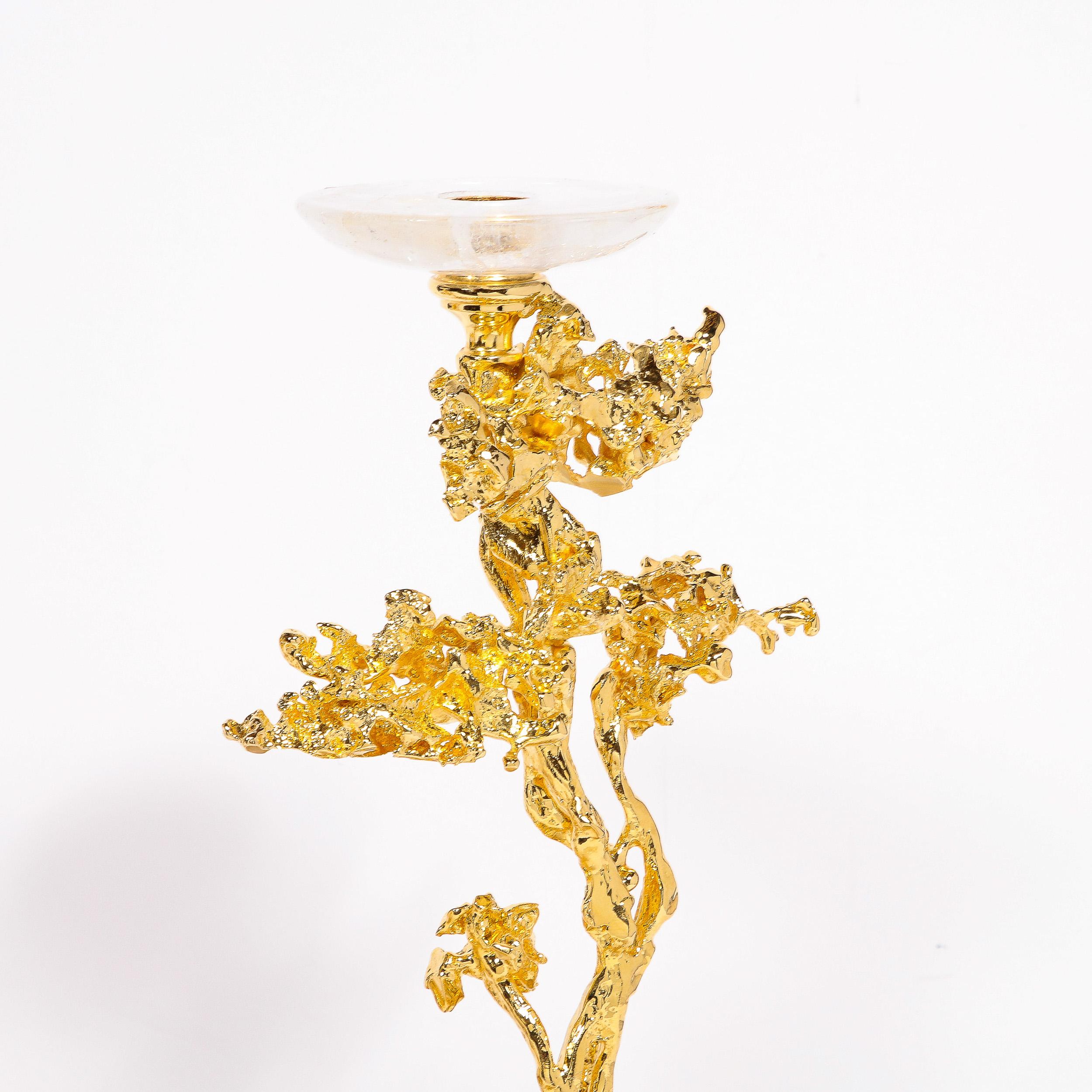 Ein Paar Kerzenständer aus 24-karätigem Gold mit Bergkristallen von Claude Boeltz (20. Jahrhundert) im Angebot