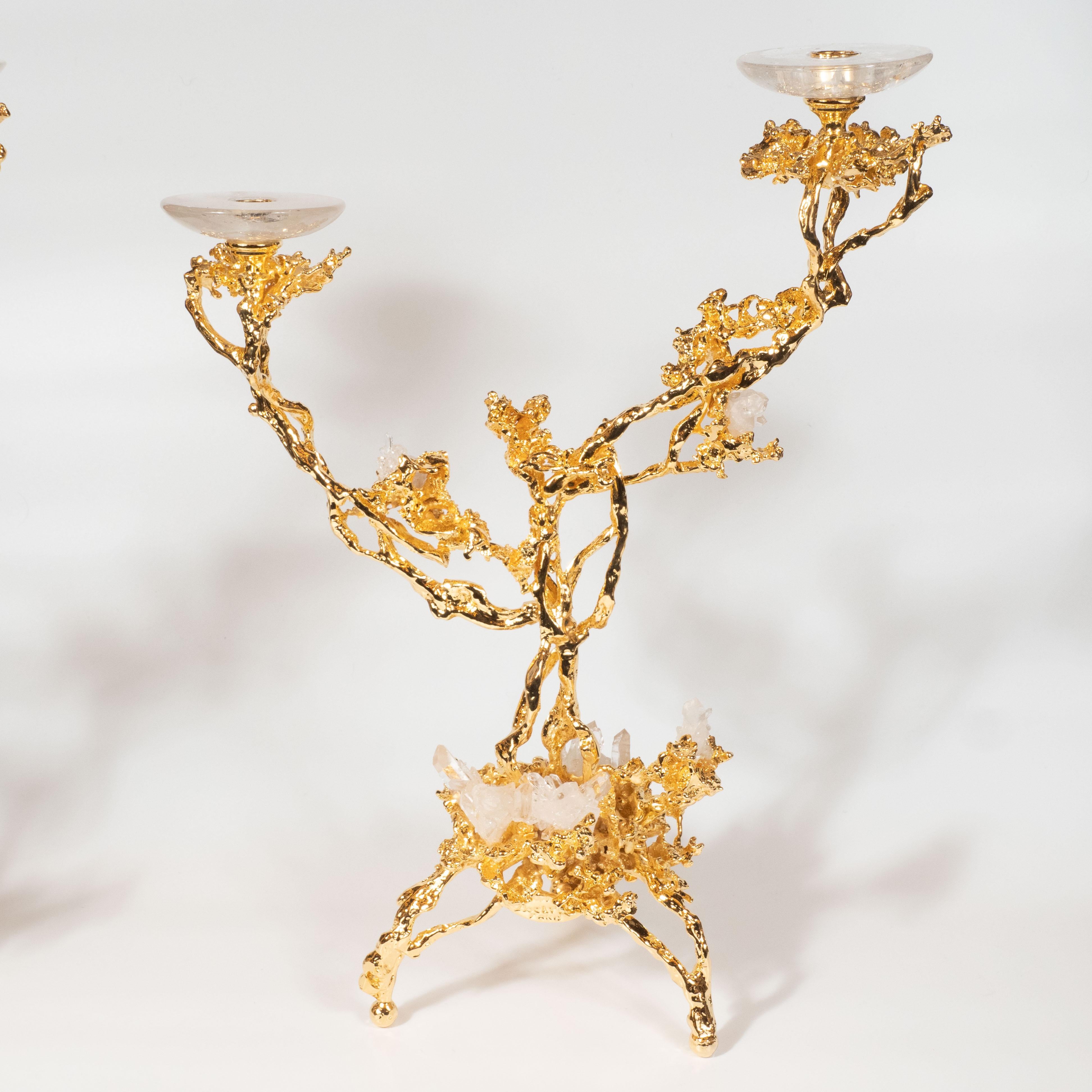 Placcato oro Coppia di candelieri a doppio ramo in oro 24kt con cristalli di rocca, Claude Boeltz in vendita